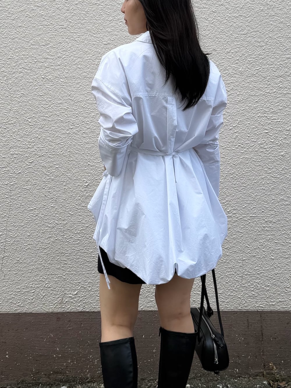 ホワイト系のシャツ/ブラウス、ブラック系のブーツ、ブラック系のその他パンツを着用したレディースの夏コーディネートの6枚目の写真