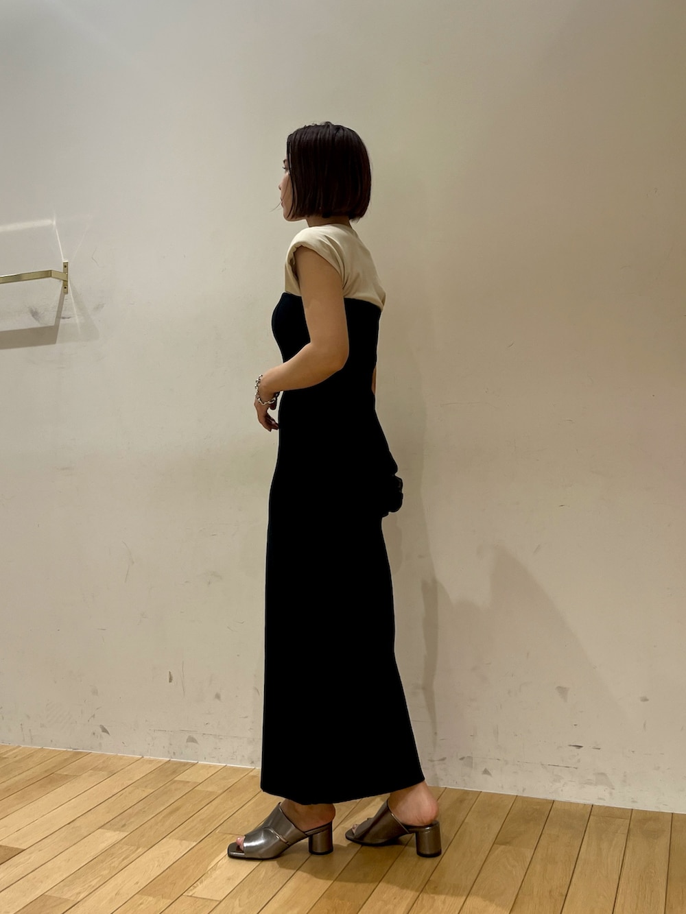 ブラック系のワンピース、ベージュ系のTシャツ/カットソー、その他のサンダルを着用したレディースの夏コーディネートの2枚目の写真