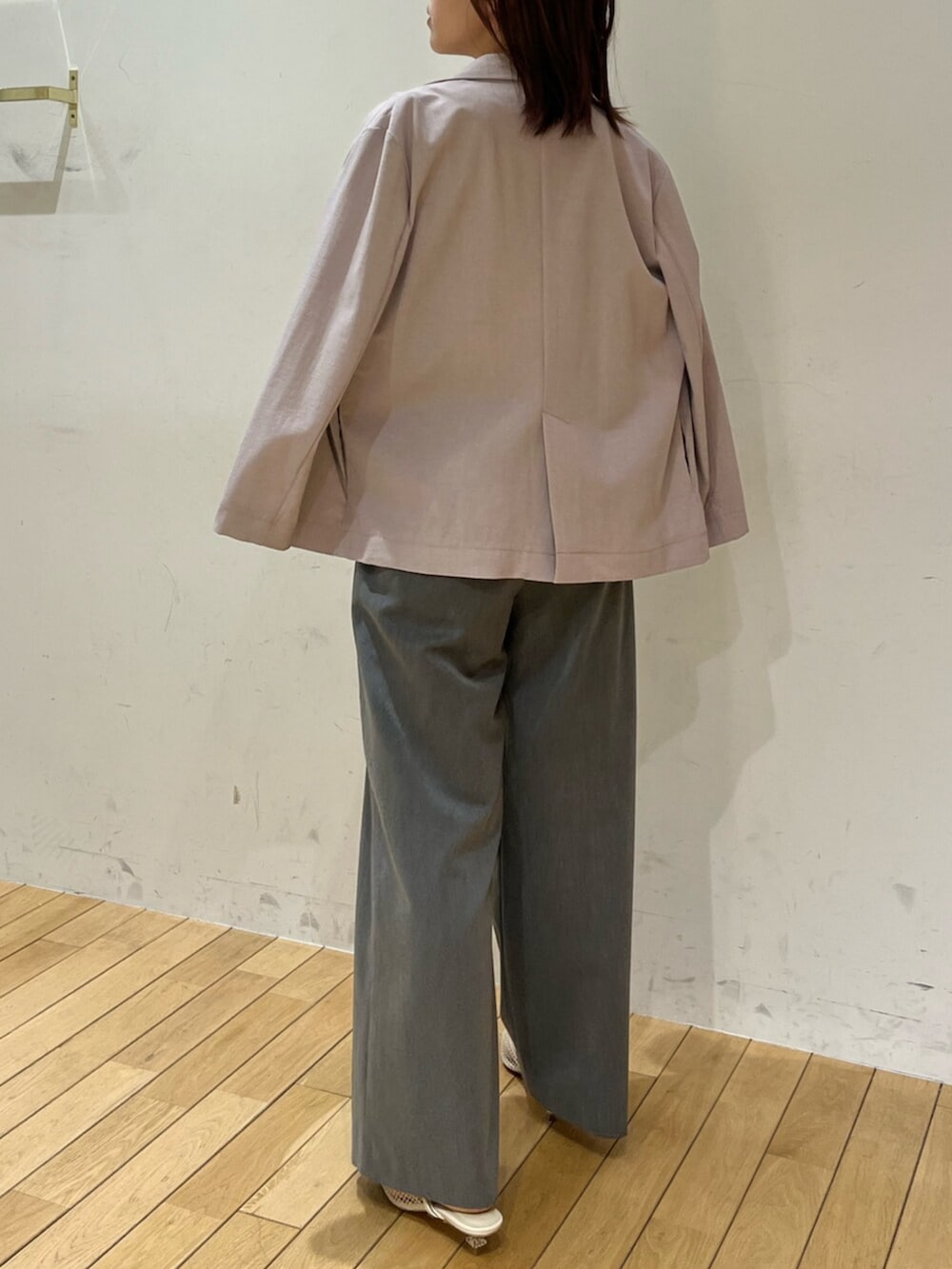 ホワイト系のサンダル、パープル系のテーラードジャケット、グレー系のその他パンツを着用したレディースの春コーディネートの3枚目の写真