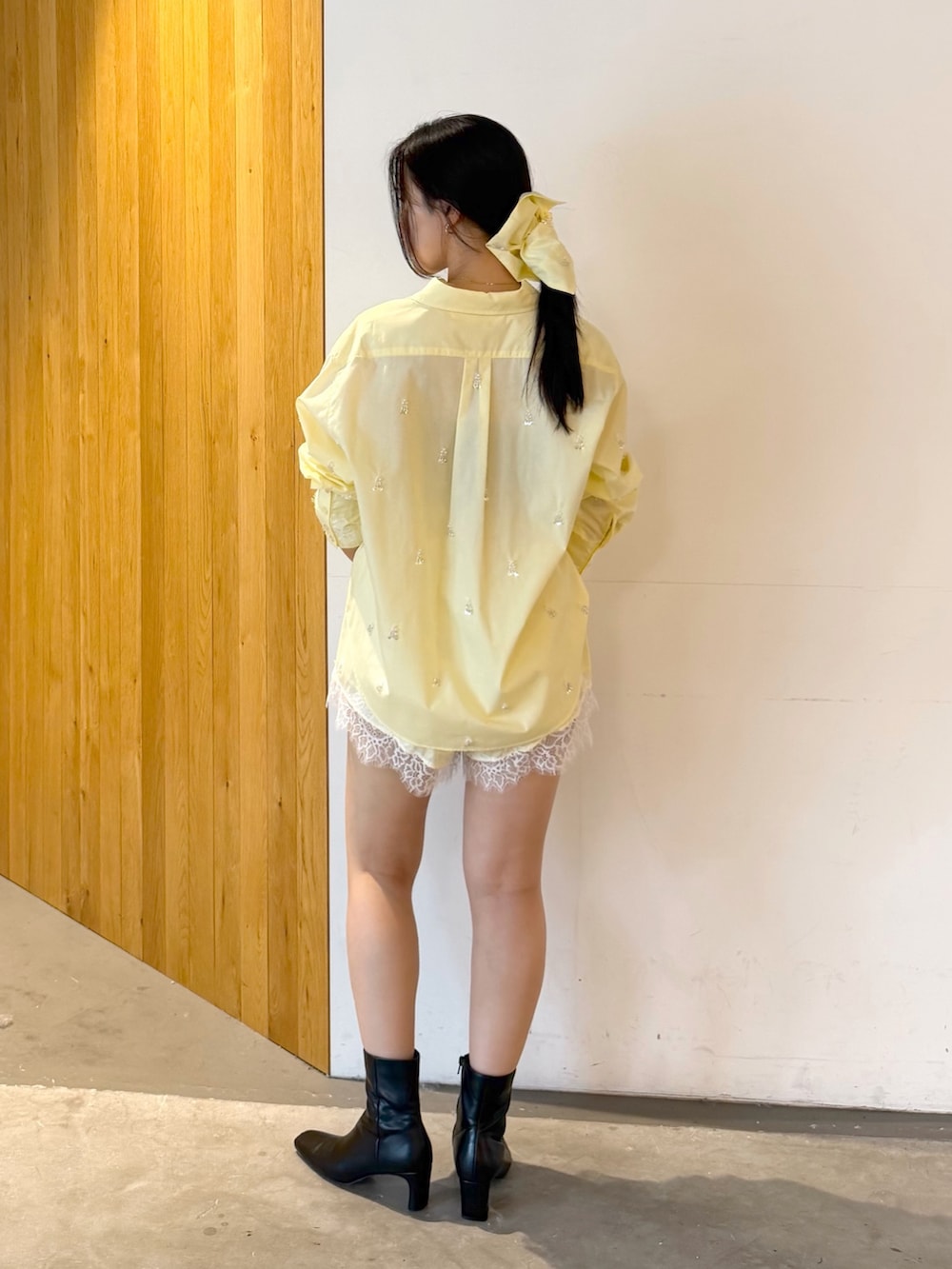 ブラック系のブーツ、イエロー系のその他パンツ、イエロー系のシャツ/ブラウスを着用したレディースの秋コーディネートの3枚目の写真
