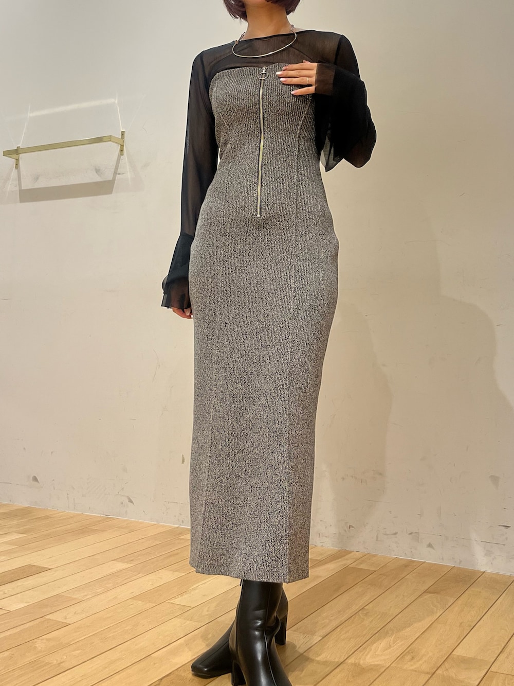 ブラック系のブーツ、ブラック系のTシャツ/カットソー、その他のワンピースを着用したレディースの秋コーディネートの4枚目の写真