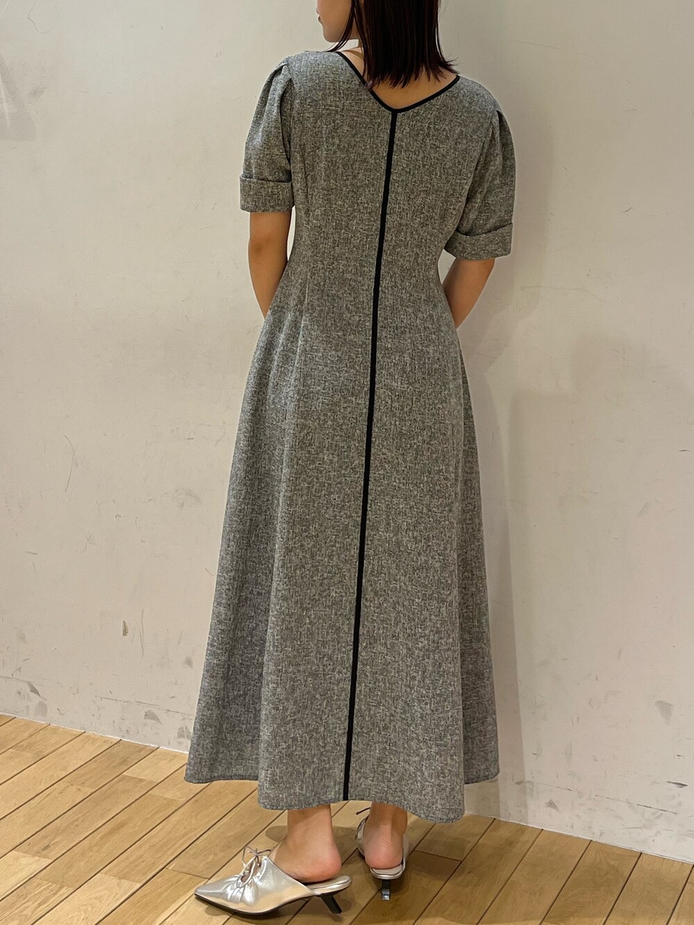 ブラック系のワンピース、シルバー系のサンダルを着用したレディースの春コーディネートの3枚目の写真