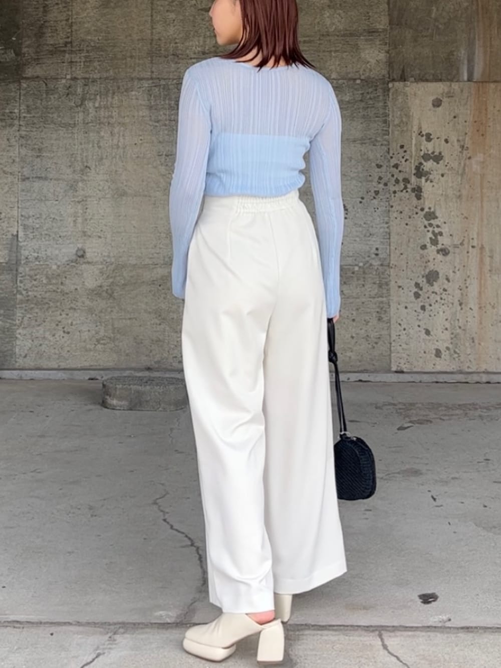 ホワイト系のその他パンツ、ホワイト系のサンダル、ブラック系のショルダーバッグを着用したレディースの春コーディネートの3枚目の写真