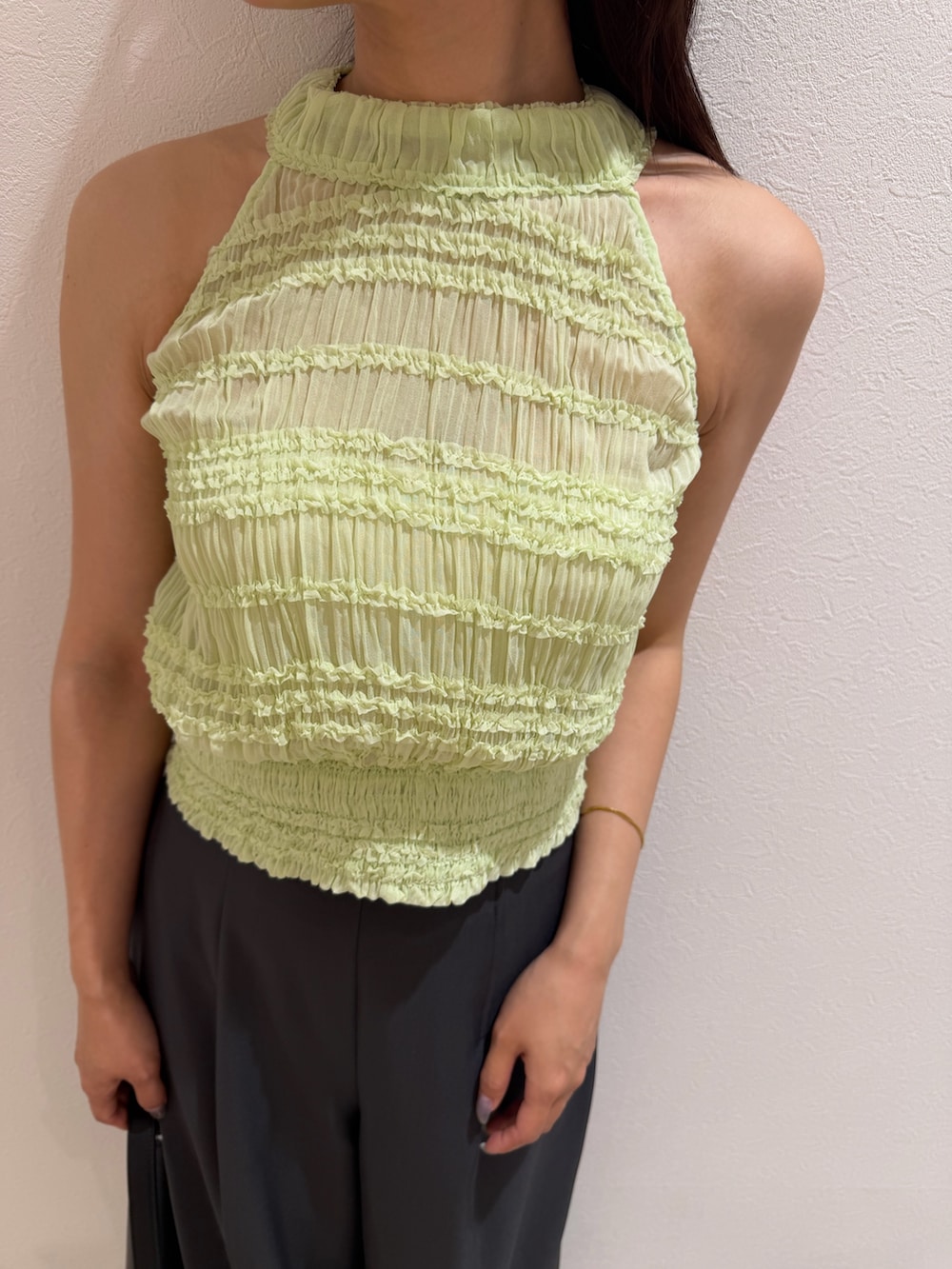 グレー系のその他パンツ、グリーン系のシャツ/ブラウス、ブラック系のハンドバッグを着用したレディースの夏コーディネートの7枚目の写真