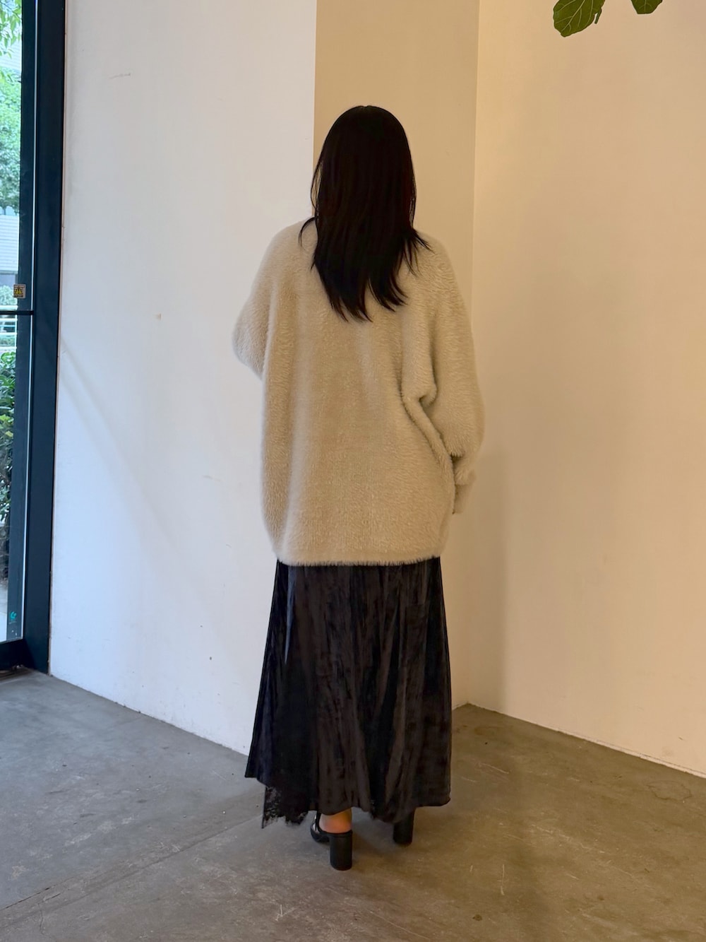 ブルー系のワンピース、グレー系のカーディガン/ボレロを着用したレディースの夏コーディネートの3枚目の写真