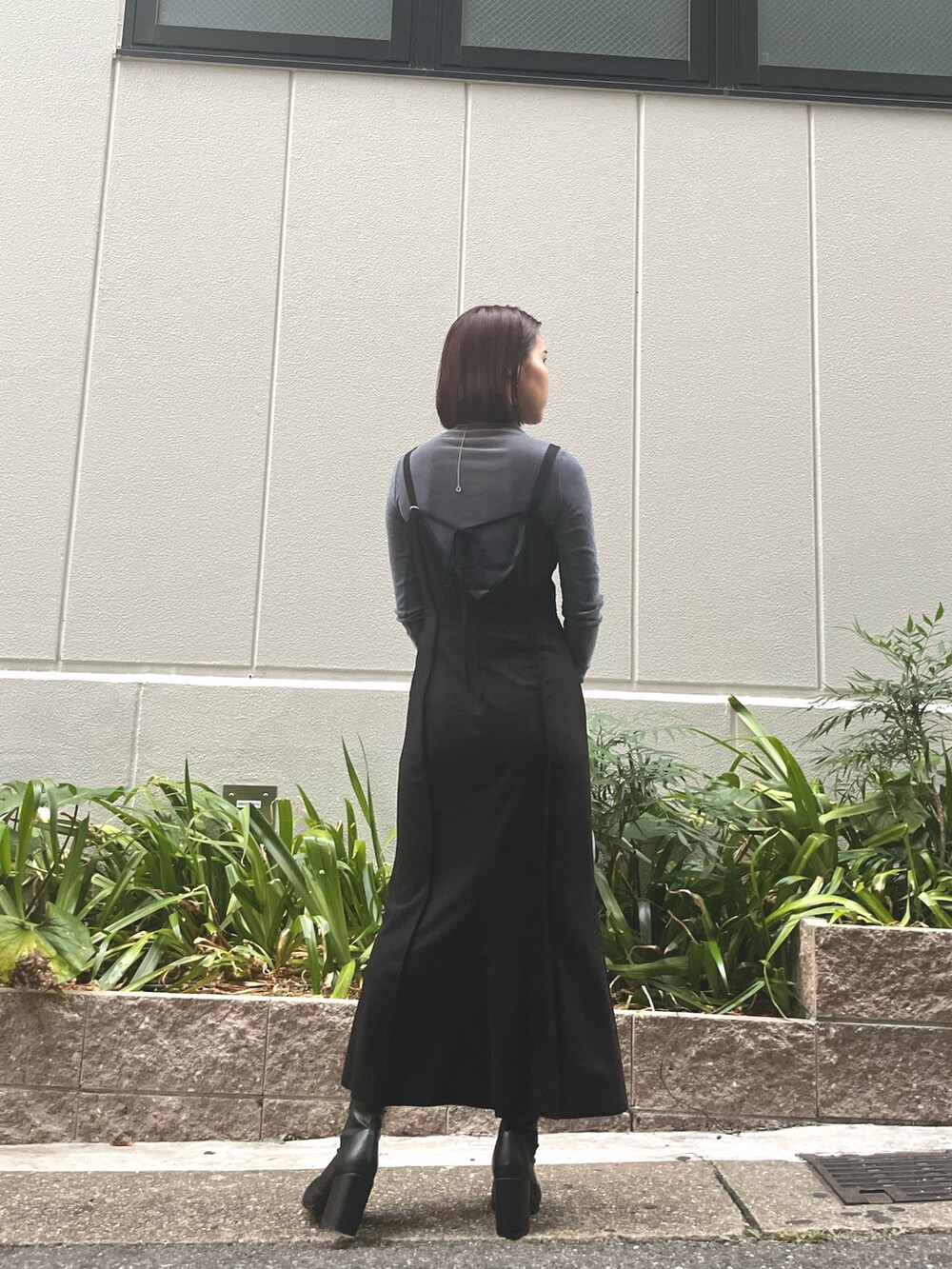 ブルー系のハンドバッグ、ブラック系のワンピース、ブルー系のTシャツ/カットソーを着用したレディースの秋コーディネートの3枚目の写真