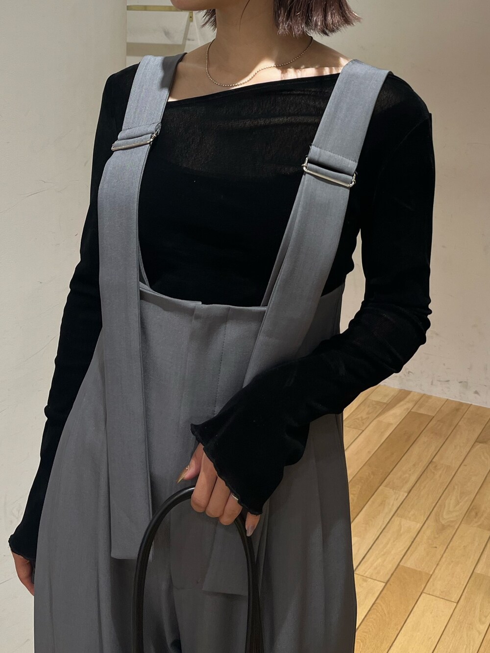 ブラック系のショルダーバッグ、ブラック系のTシャツ/カットソー、グレー系のその他パンツを着用したレディースの秋コーディネートの5枚目の写真