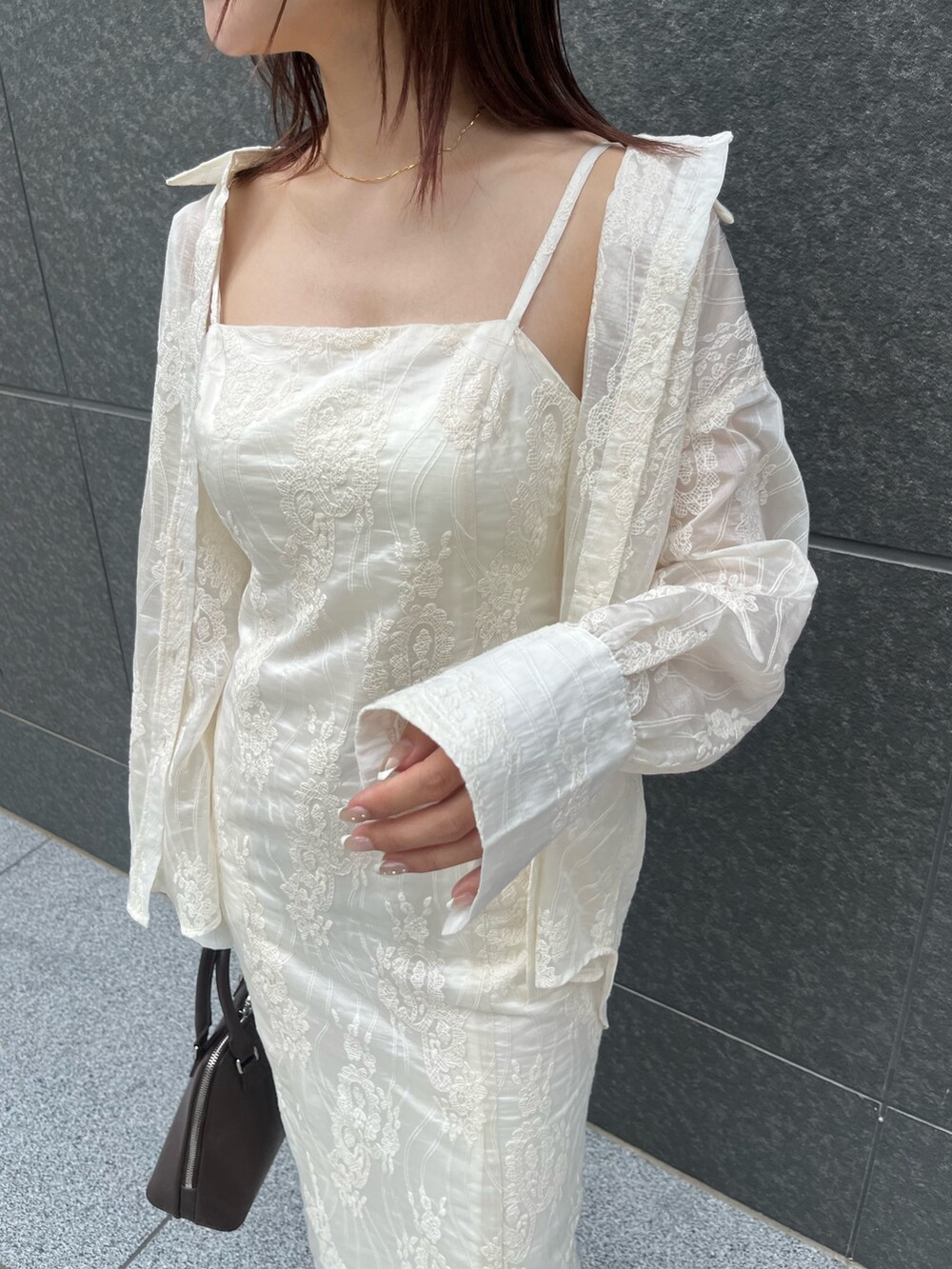 ホワイト系のワンピース、ホワイト系のシャツ/ブラウス、ブラウン系のボストンバッグを着用したレディースの夏コーディネートの6枚目の写真