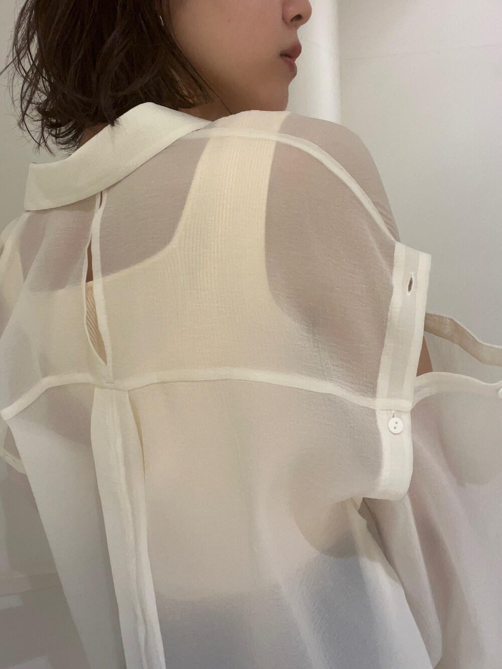 ホワイト系のハンドバッグ、その他のサンダル、ホワイト系のニット/セーターを着用したレディースの春コーディネートの2枚目の写真