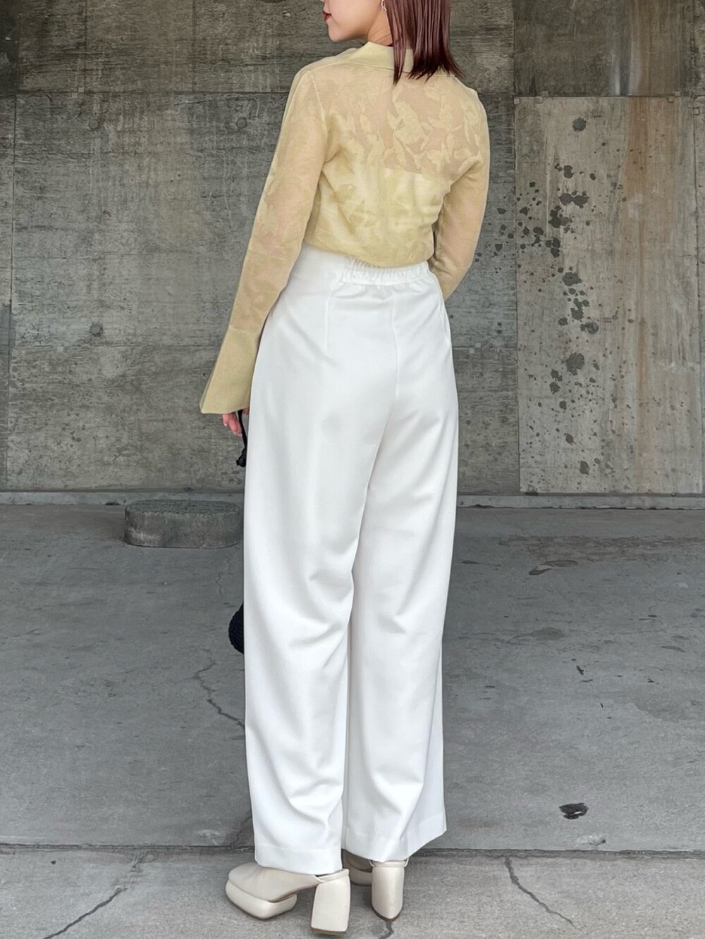 ホワイト系のサンダル、ブラック系のショルダーバッグ、ホワイト系のその他パンツを着用したレディースの春コーディネートの3枚目の写真