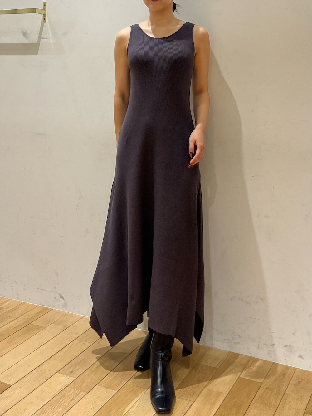 ブラック系のブーツ、グレー系のワンピース、ブラウン系のハンドバッグを着用したレディースの秋コーディネートの4枚目の写真