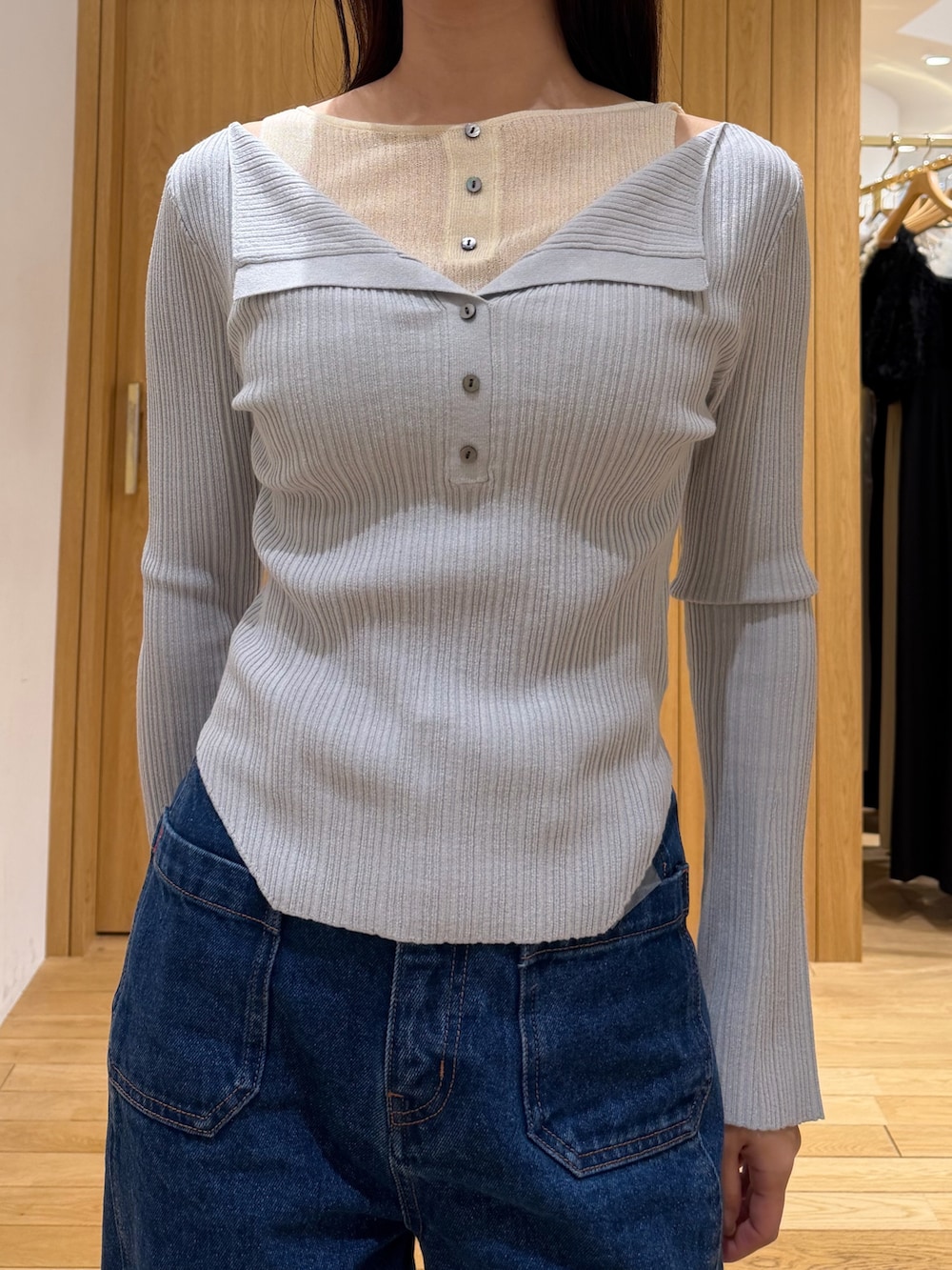 ブルー系のデニムパンツ、グレー系のニット/セーター、ブラック系のパンプスを着用したレディースの春コーディネートの4枚目の写真