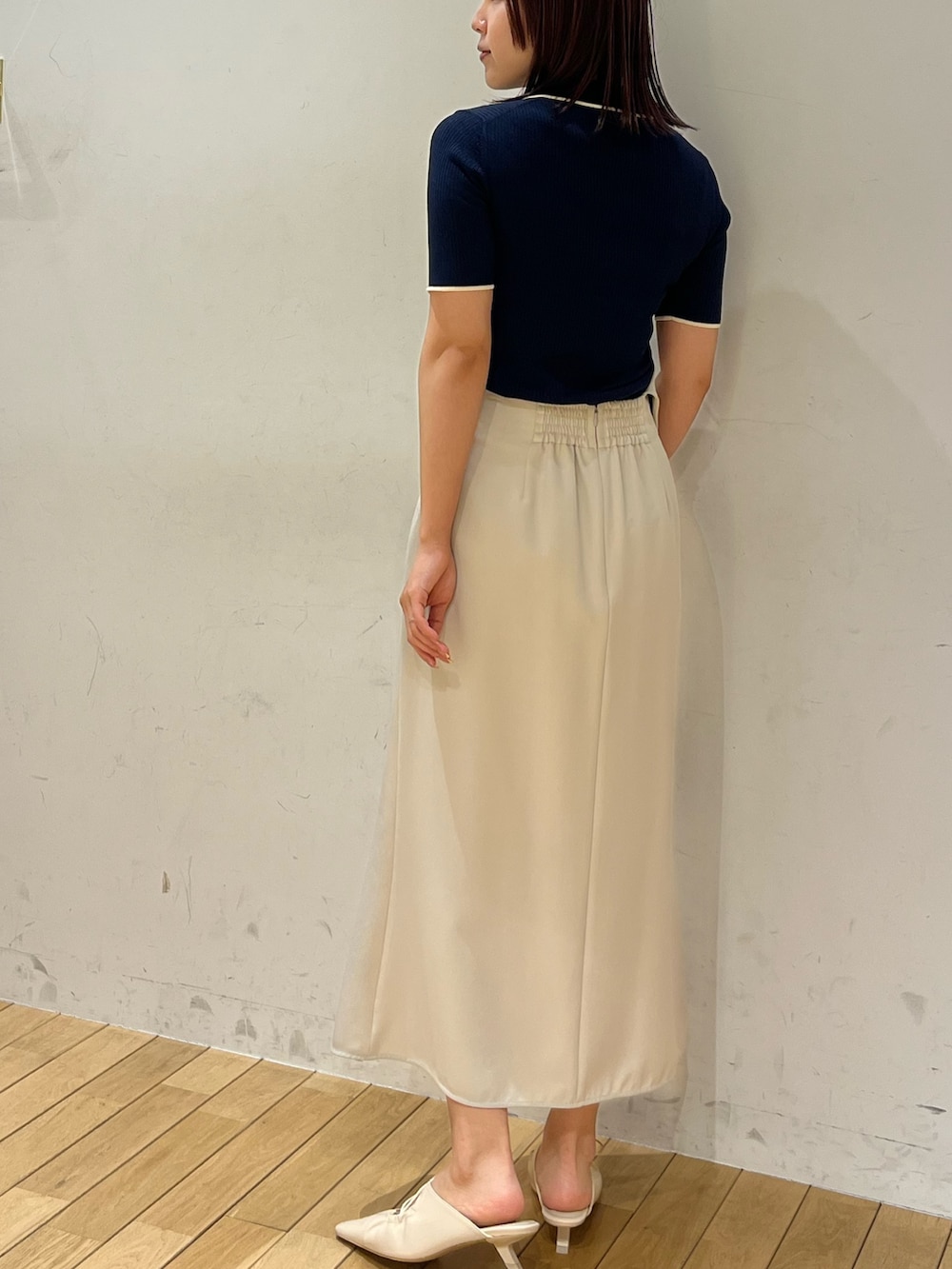 ホワイト系のスカート、ホワイト系のサンダル、ブルー系のニット/セーターを着用したレディースの春コーディネートの3枚目の写真