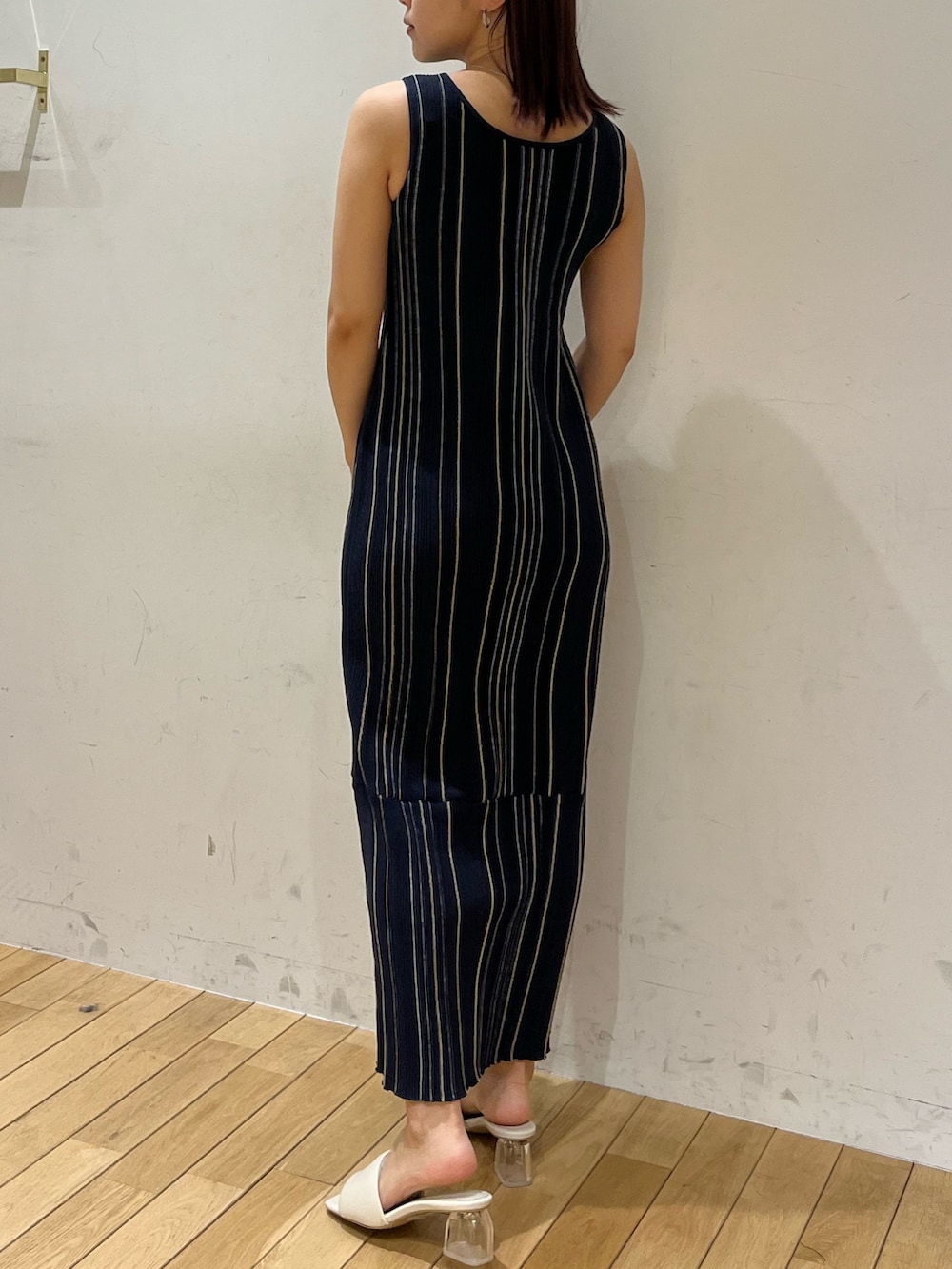 ブルー系のワンピース、ホワイト系のシャツ/ブラウス、ホワイト系のサンダルを着用したレディースの春コーディネートの6枚目の写真