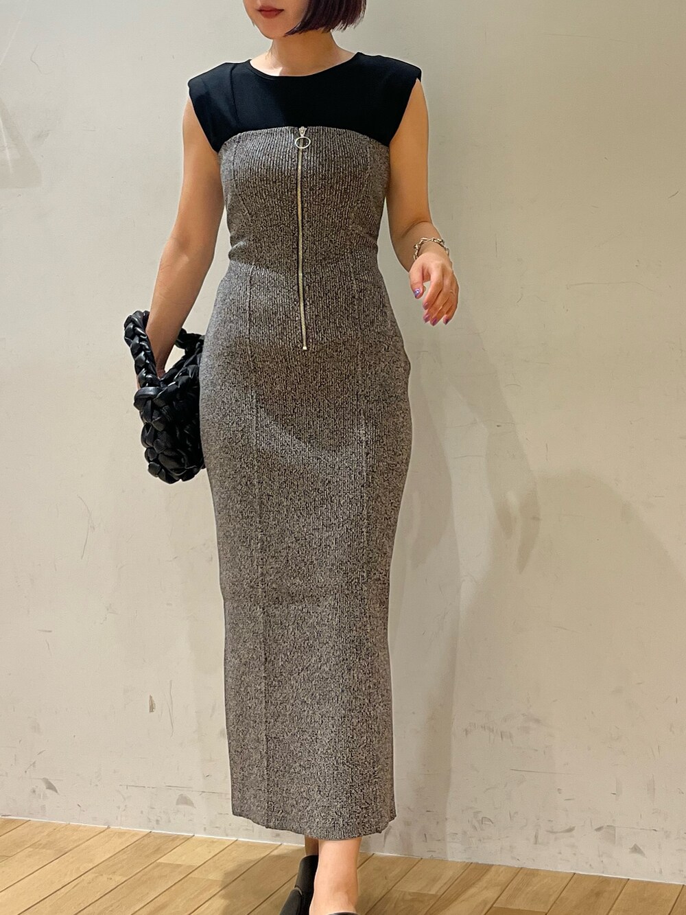 その他のワンピース、ブラック系のサンダル、ブラック系のハンドバッグを着用したレディースの夏コーディネートの4枚目の写真