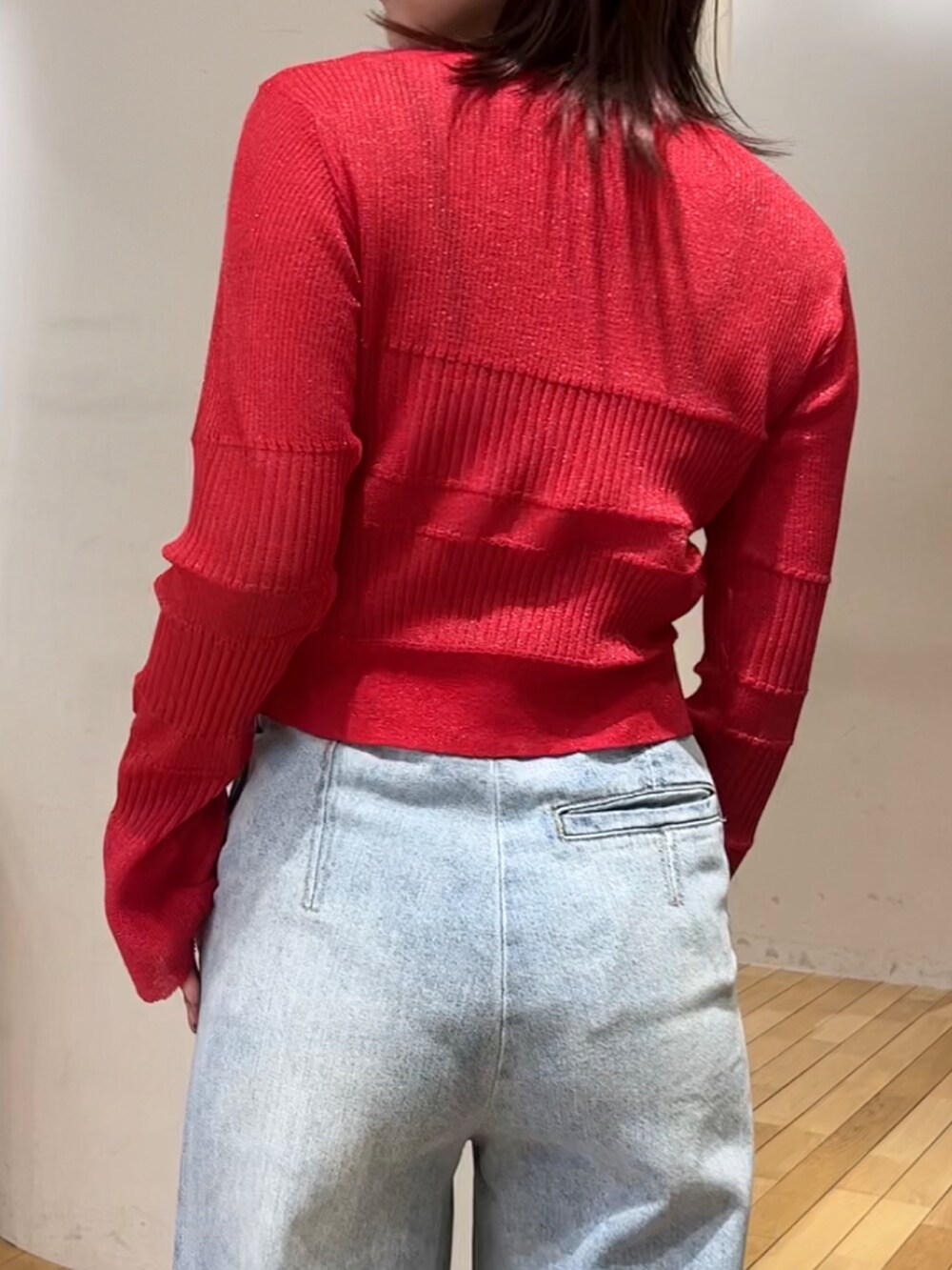 ブルー系のデニムパンツ、レッド系のカーディガン/ボレロ、ホワイト系のサンダルを着用したレディースの春コーディネートの5枚目の写真