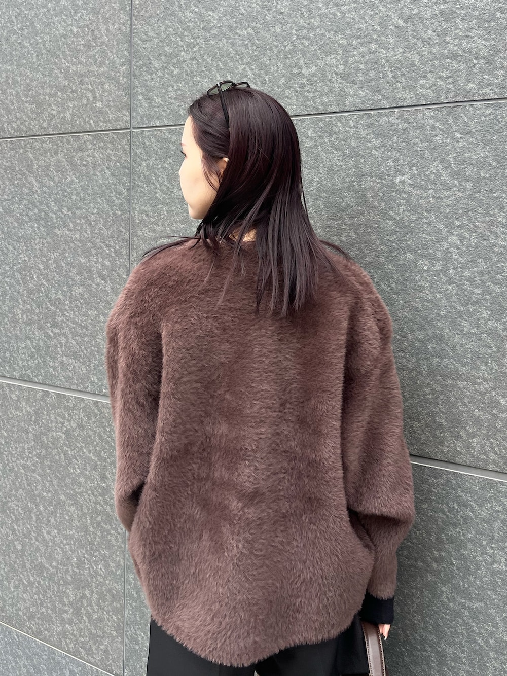 ブラック系のその他パンツ、ブラウン系のカーディガン/ボレロ、ブラック系のニット/セーターを着用したレディースの秋コーディネートの5枚目の写真