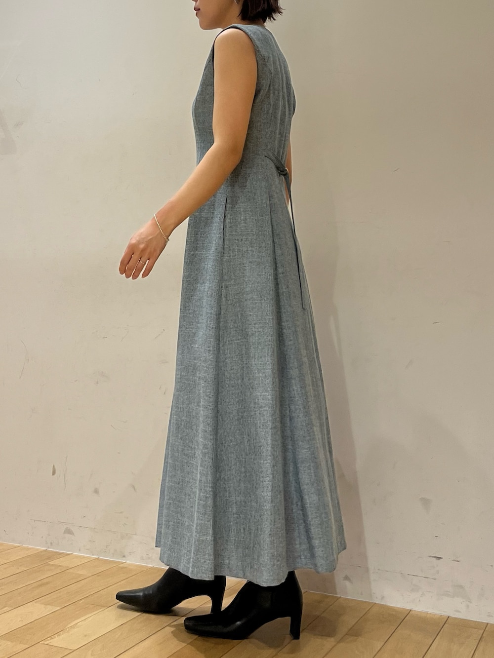 ブルー系のワンピース、ブラック系のブーツ、ブラック系のショルダーバッグを着用したレディースの夏コーディネートの2枚目の写真