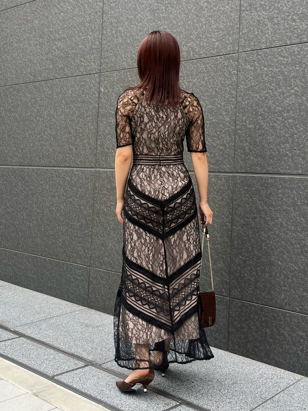 その他のクラッチバッグ、ブラック系のドレス、その他のパンプスを着用したレディースの秋コーディネートの3枚目の写真