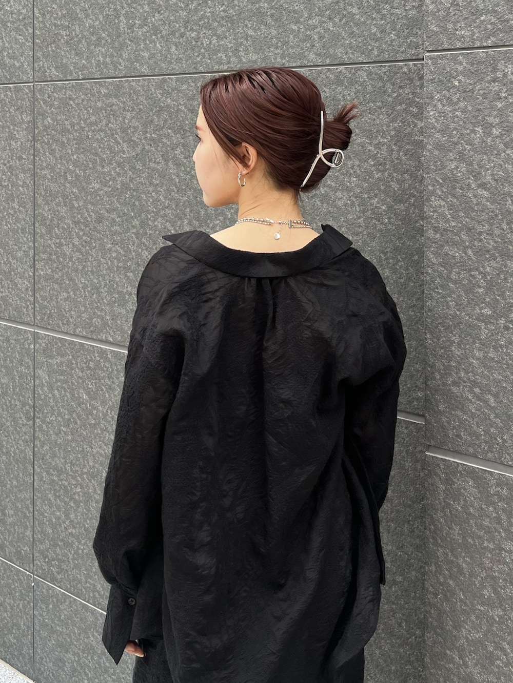 ブラック系のワンピース、ブラック系のシャツ/ブラウス、レッド系のショルダーバッグを着用したレディースの夏コーディネートの6枚目の写真