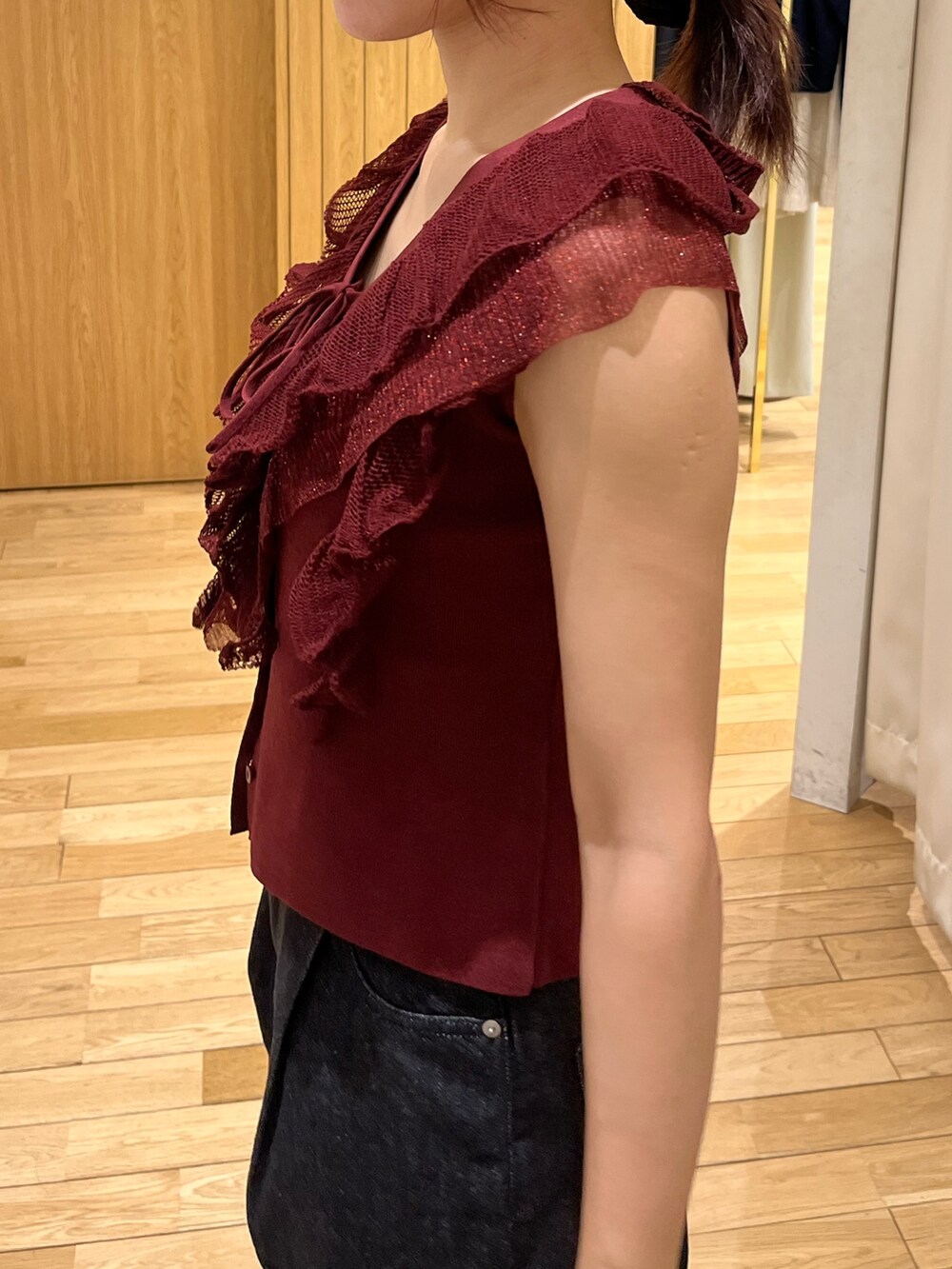 ブラック系のデニムパンツ、ブラウン系のパンプス、ブラウン系のボストンバッグを着用したレディースの夏コーディネートの5枚目の写真