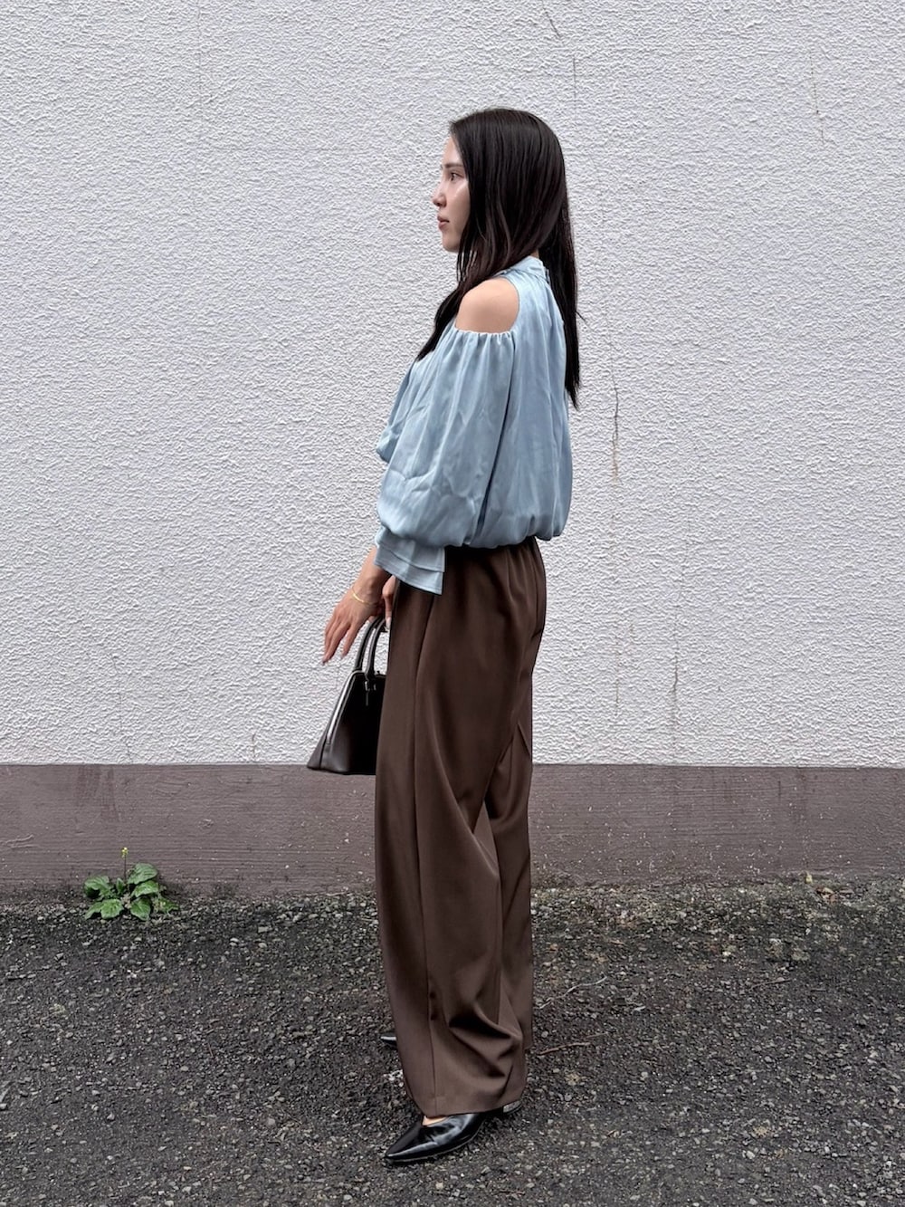 ブラウン系のその他パンツ、ブルー系のシャツ/ブラウスを着用したレディースの夏コーディネートの2枚目の写真