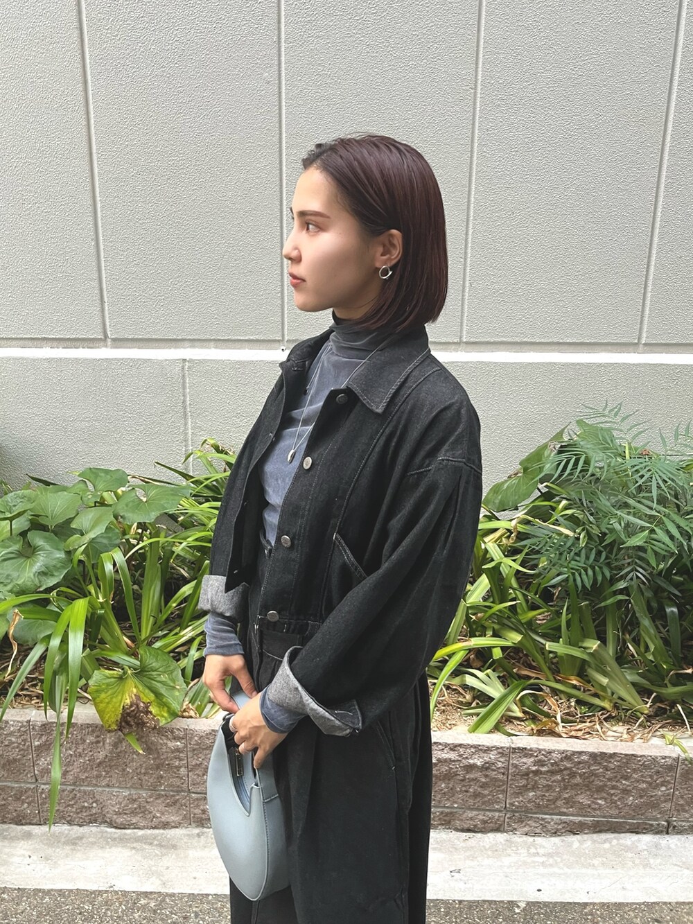 ブルー系のTシャツ/カットソー、ブラック系のデニムジャケット、ブルー系のハンドバッグを着用したレディースの夏コーディネートの3枚目の写真