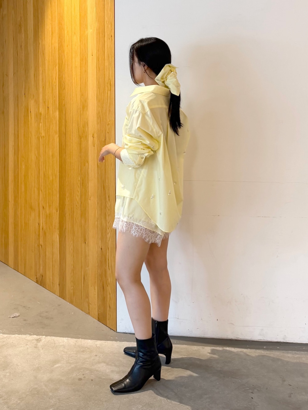 ブラック系のブーツ、イエロー系のその他パンツ、イエロー系のシャツ/ブラウスを着用したレディースの秋コーディネートの2枚目の写真