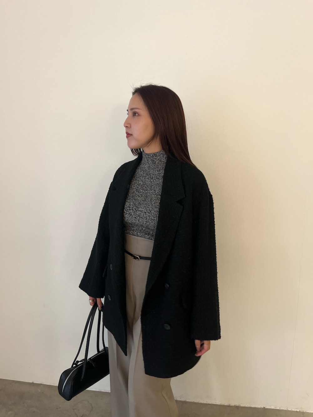 ブラック系のブーツ、ブラック系のニット/セーター、ブラック系のその他アウターを着用したレディースの冬コーディネートの4枚目の写真