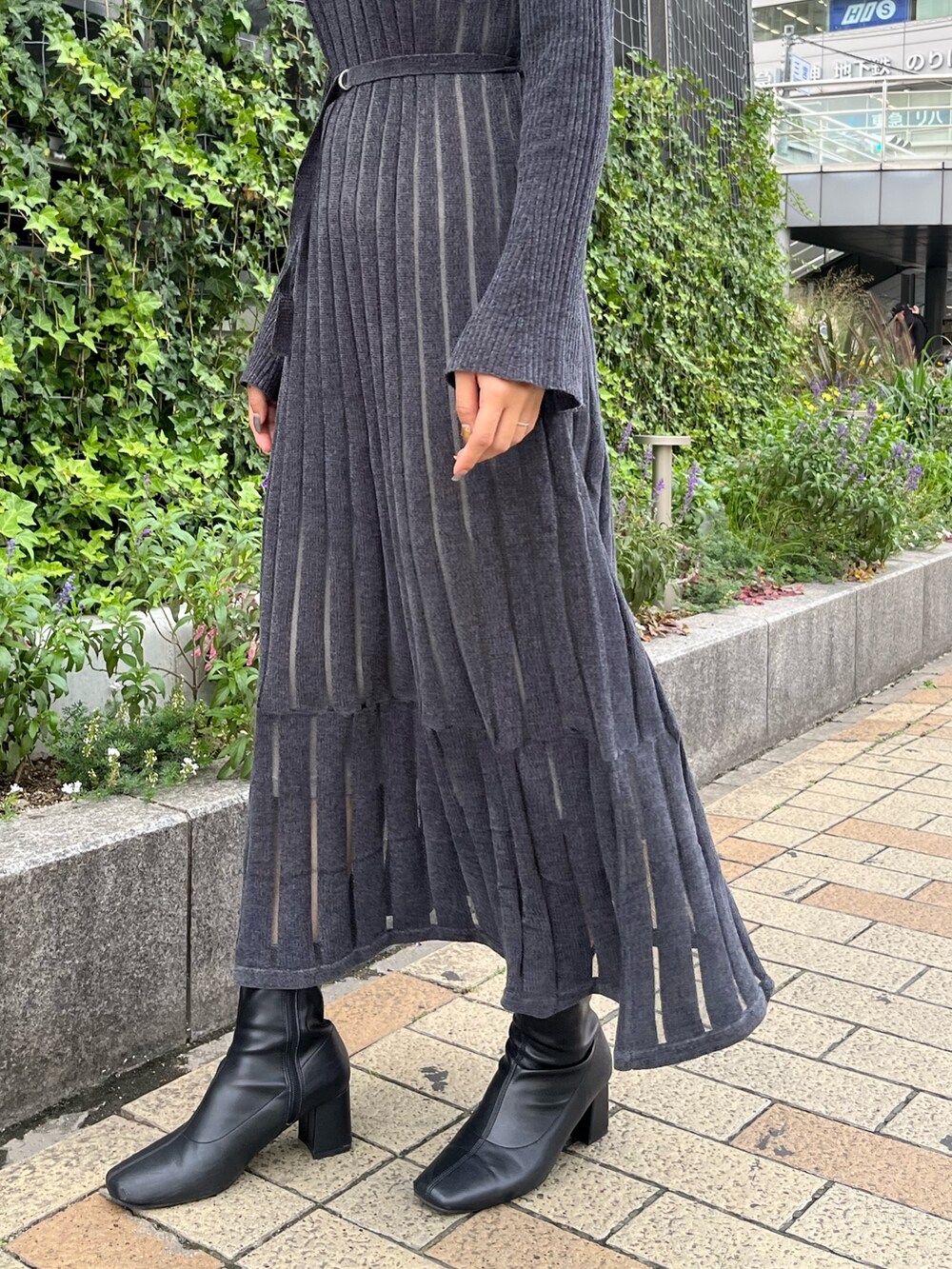 グレー系のワンピースを着用したレディースの秋コーディネートの6枚目の写真