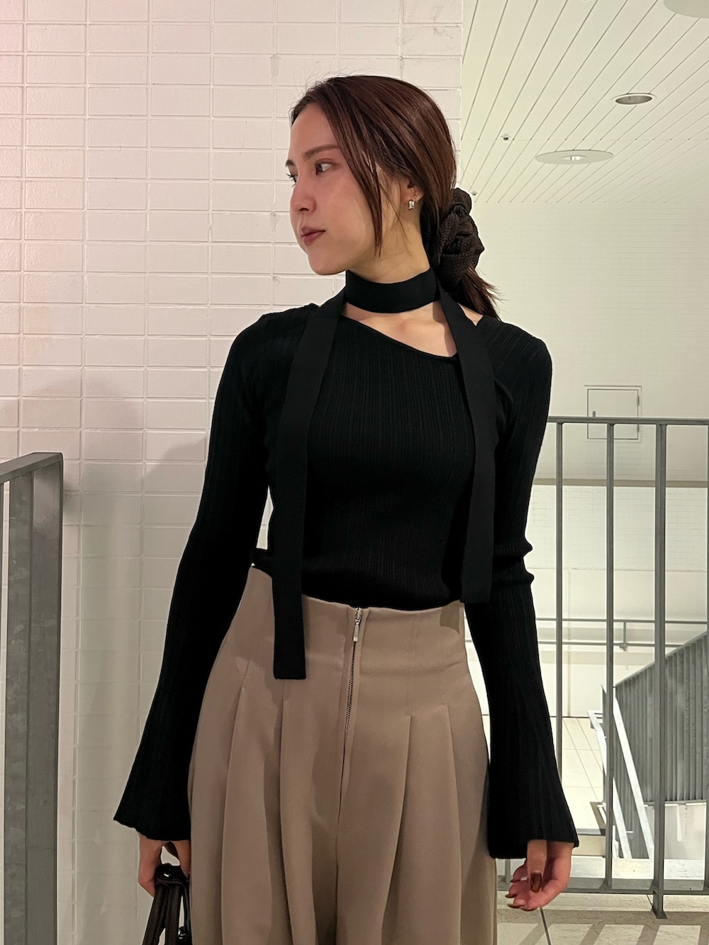 ブラウン系のその他パンツ、ブラウン系のパンプス、ブラウン系のボストンバッグを着用したレディースの秋コーディネートの4枚目の写真