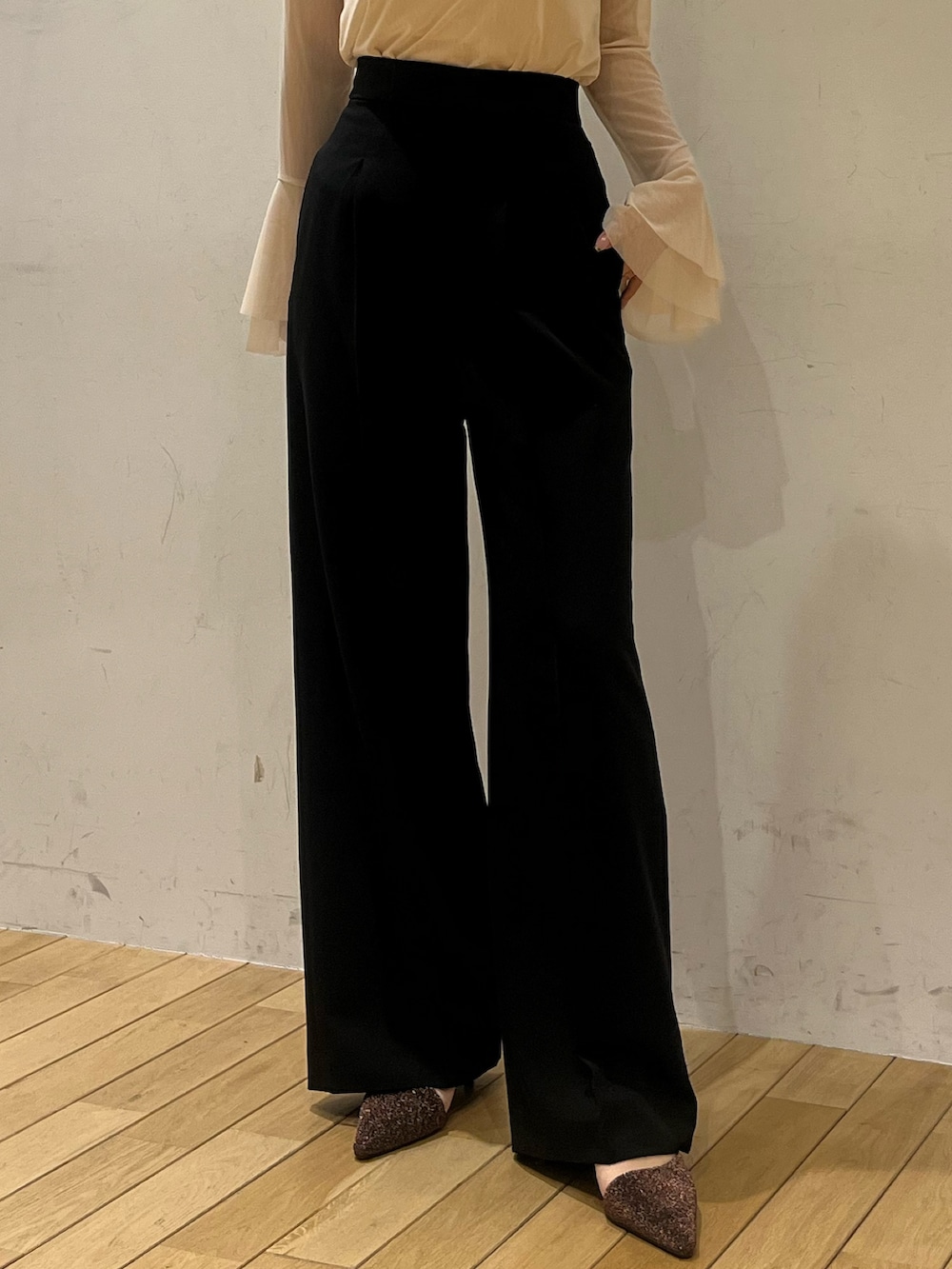 ホワイト系のTシャツ/カットソー、その他のクラッチバッグ、その他のパンプスを着用したレディースの冬コーディネートの4枚目の写真