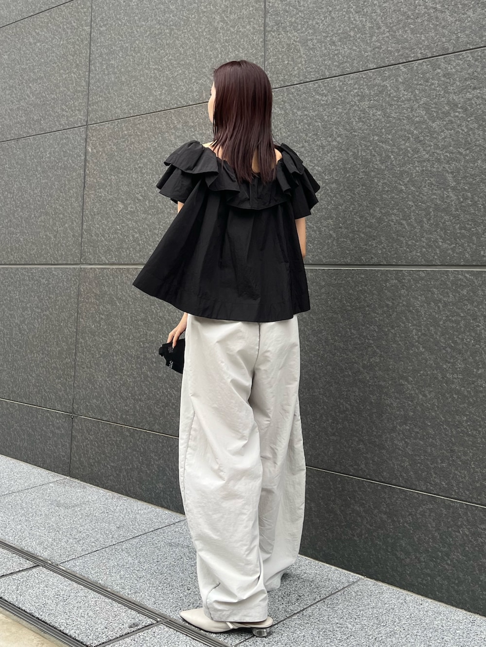 ブラック系のシャツ/ブラウス、ベージュ系のその他パンツを着用したレディースの冬コーディネートの3枚目の写真