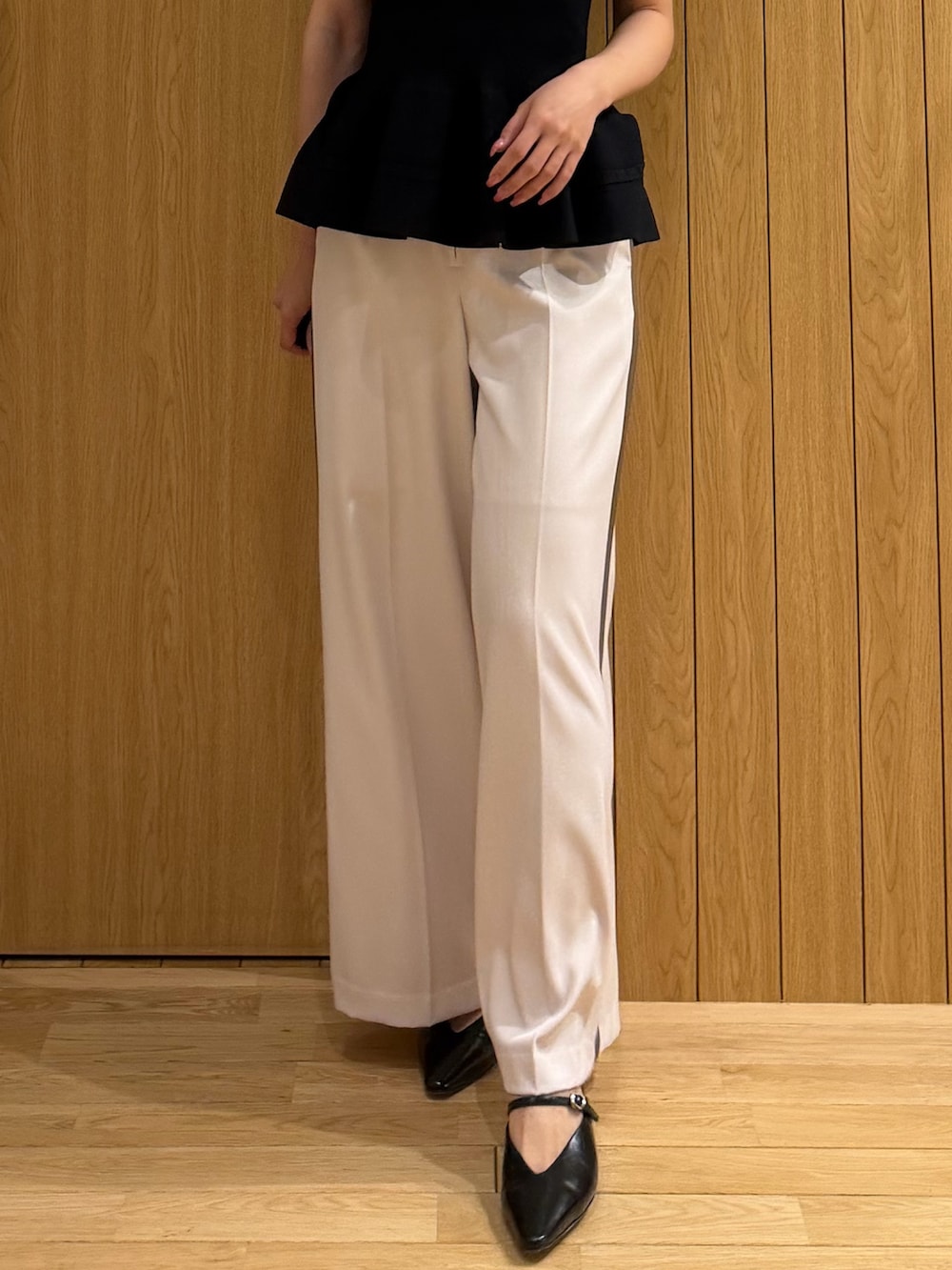 ホワイト系のその他パンツ、ブラック系のニット/セーターを着用したレディースの春コーディネートの7枚目の写真