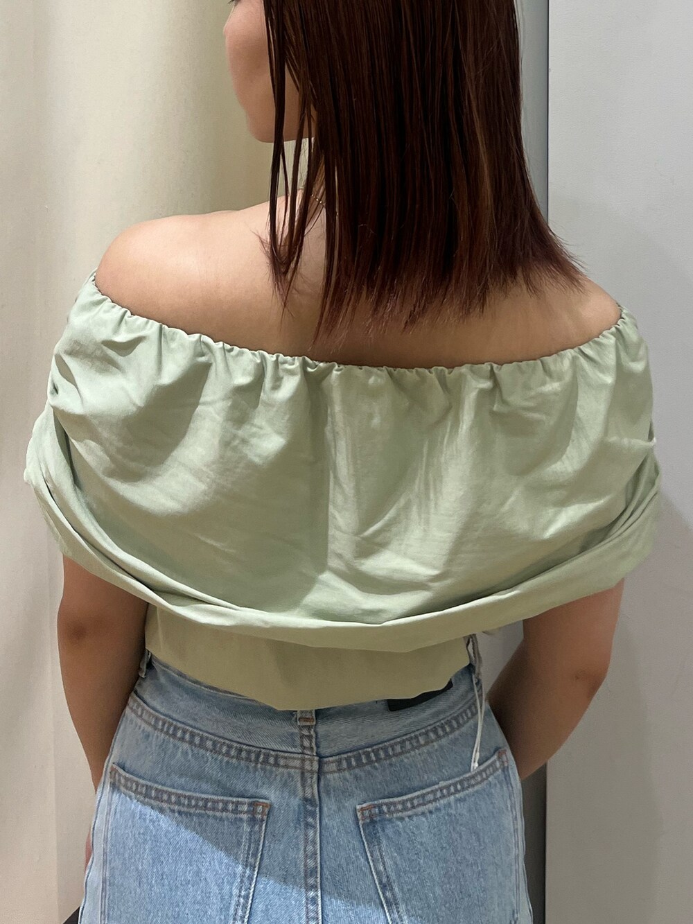 グリーン系のシャツ/ブラウス、ブルー系のデニムパンツ、ホワイト系のサンダルを着用したレディースの春コーディネートの6枚目の写真