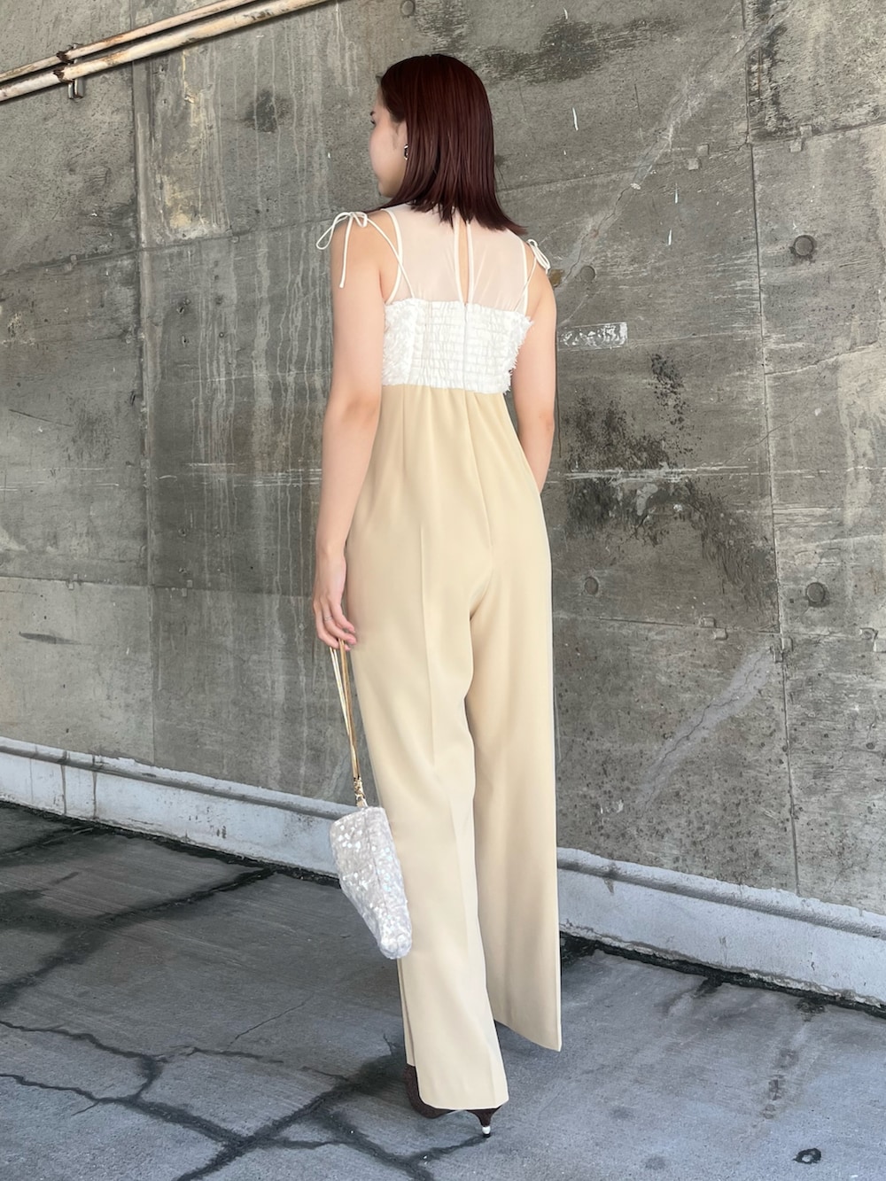 ベージュ系のショルダーバッグ、その他のパンプス、ベージュ系のパンツドレスを着用したレディースの春コーディネートの3枚目の写真