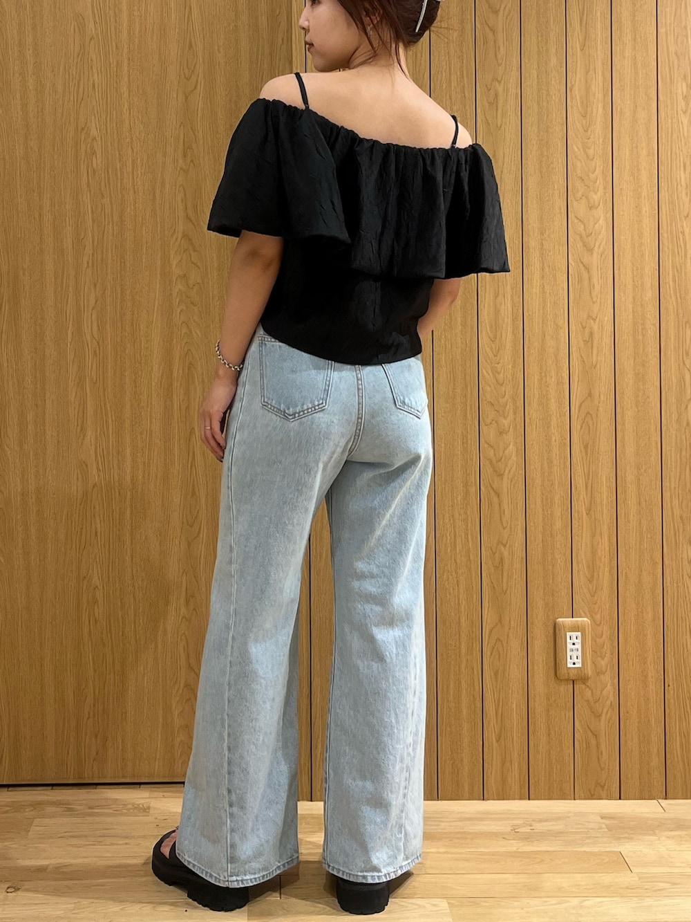 ブルー系のデニムパンツ、ブラック系のシャツ/ブラウスを着用したレディースの夏コーディネートの3枚目の写真