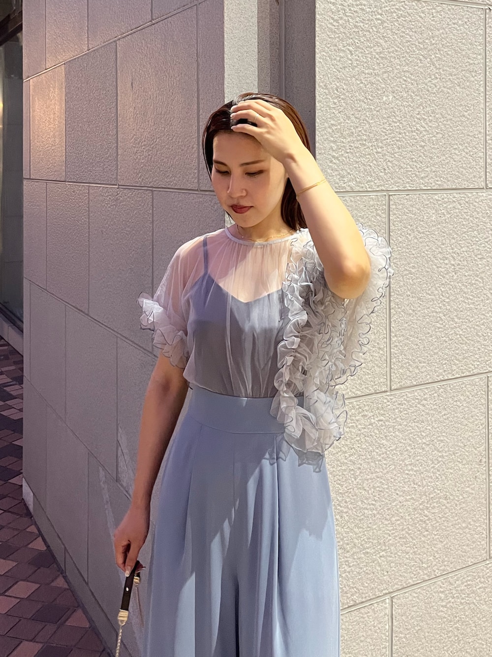 ブルー系のパンツドレス、その他のクラッチバッグ、その他のパンプスを着用したレディースの夏コーディネートの7枚目の写真