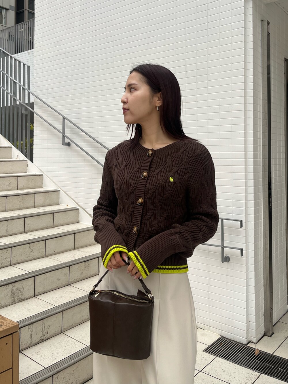 ホワイト系のその他パンツ、ブラウン系のワンピース、ブラウン系のハンドバッグを着用したレディースの冬コーディネートの5枚目の写真