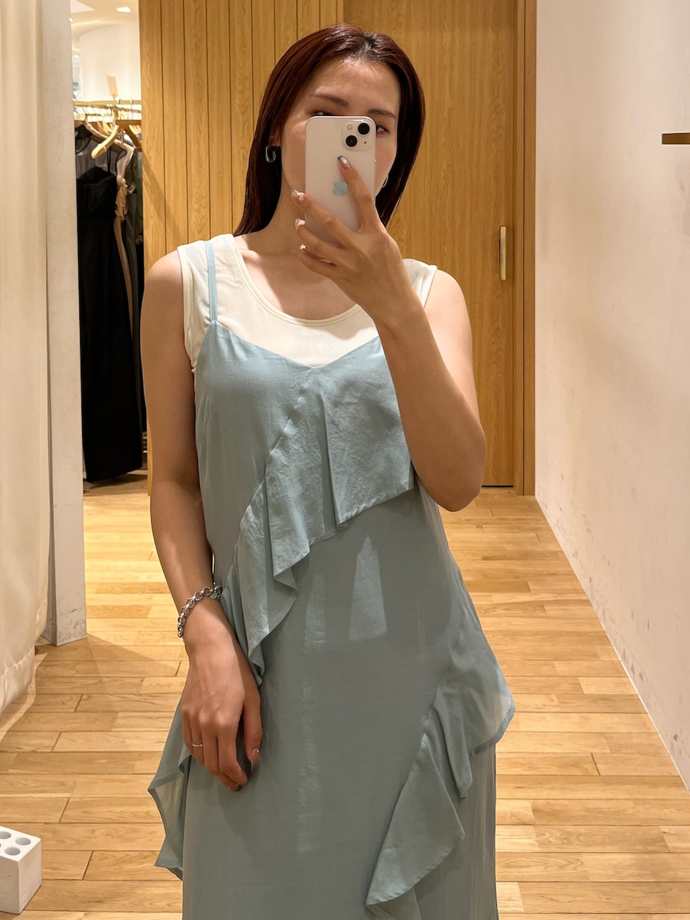 グリーン系のワンピース、ホワイト系のTシャツ/カットソー、ブラウン系のハンドバッグを着用したレディースの夏コーディネートの4枚目の写真