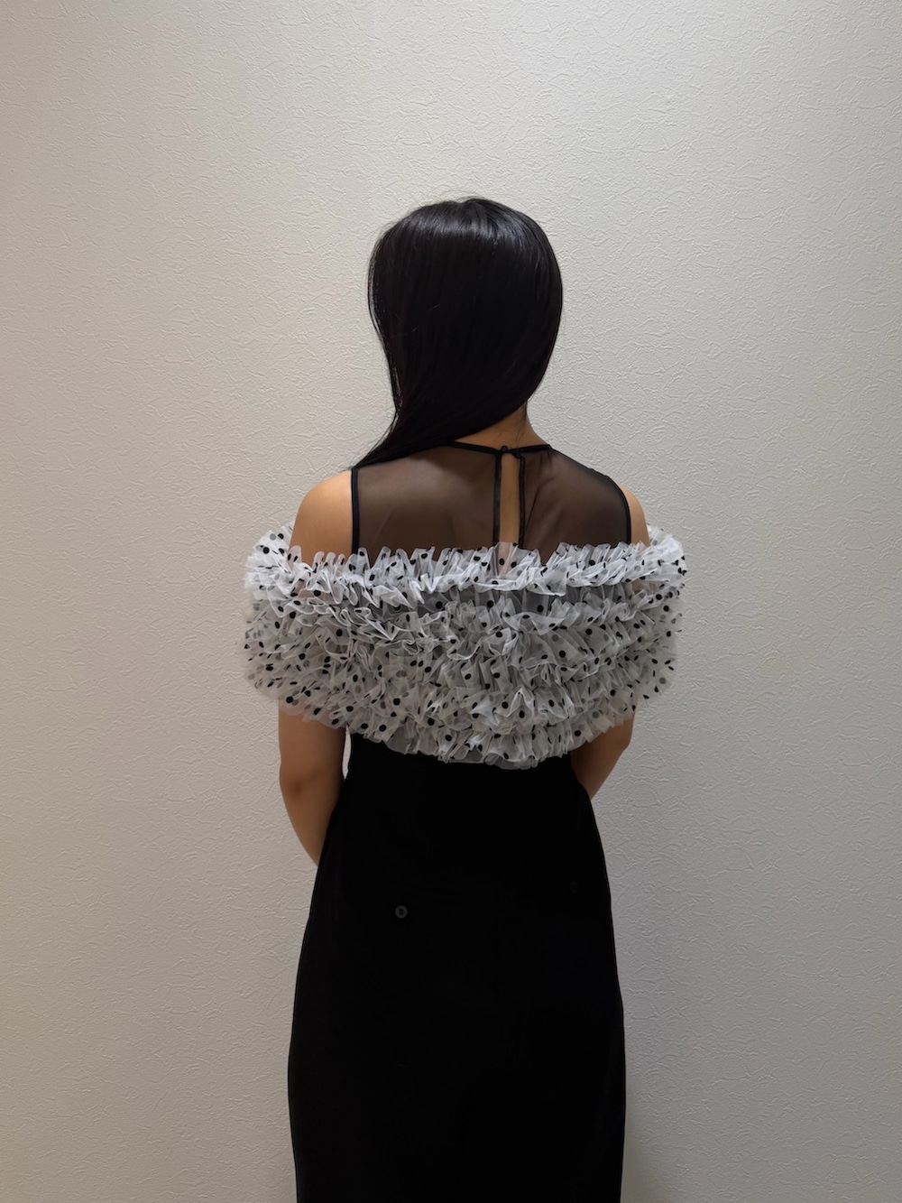 その他のパンツドレス、シルバー系のクラッチバッグ、シルバー系のパンプスを着用したレディースの秋コーディネートの6枚目の写真