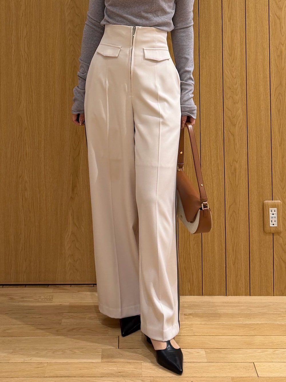 ホワイト系のその他パンツ、グレー系のTシャツ/カットソー、ブラウン系のハンドバッグを着用したレディースの冬コーディネートの4枚目の写真