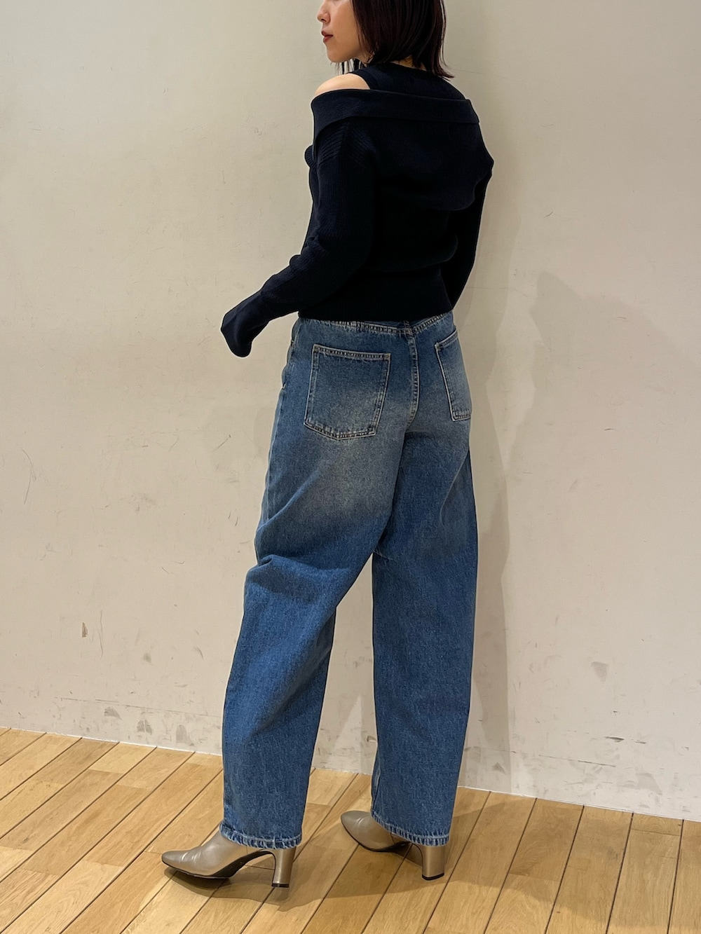 ブルー系のデニムパンツ、ブルー系のアンサンブル、シルバー系のブーツを着用したレディースの冬コーディネートの3枚目の写真