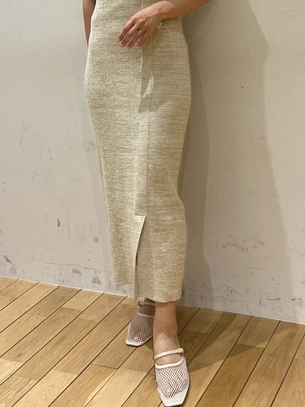 ホワイト系のサンダル、ホワイト系のワンピースを着用したレディースの春コーディネートの4枚目の写真