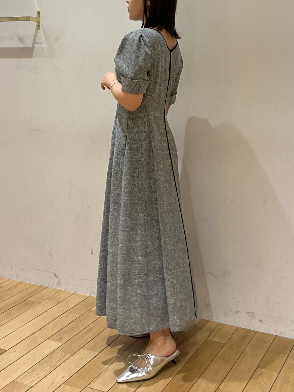 ブラック系のワンピース、シルバー系のサンダルを着用したレディースの春コーディネートの2枚目の写真