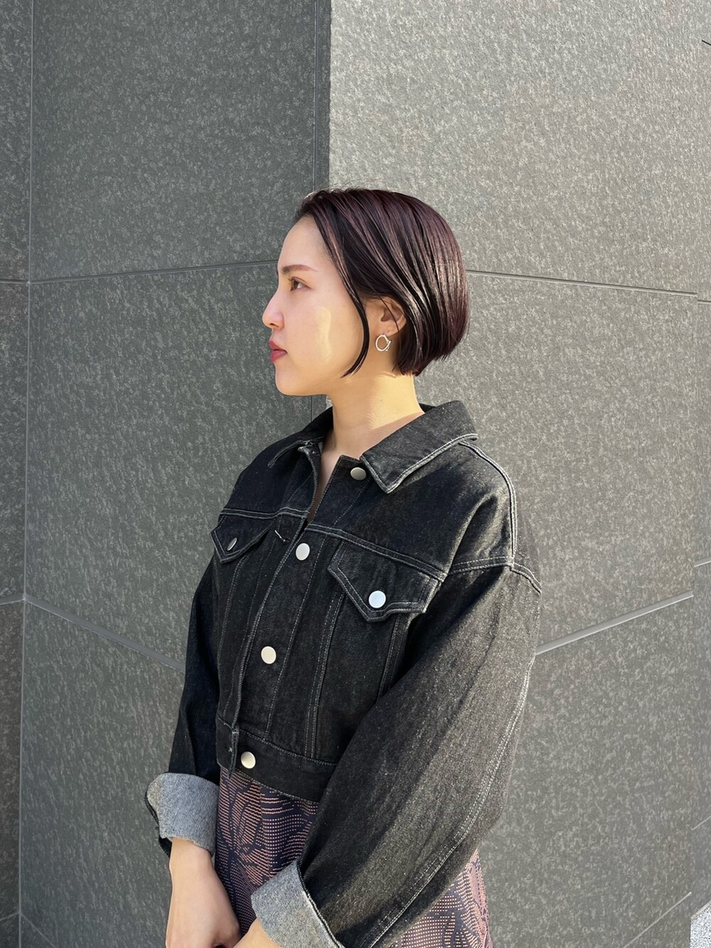 ブラック系のハンドバッグ、ブルー系のワンピース、ブラック系のサンダルを着用したレディースの春コーディネートの5枚目の写真