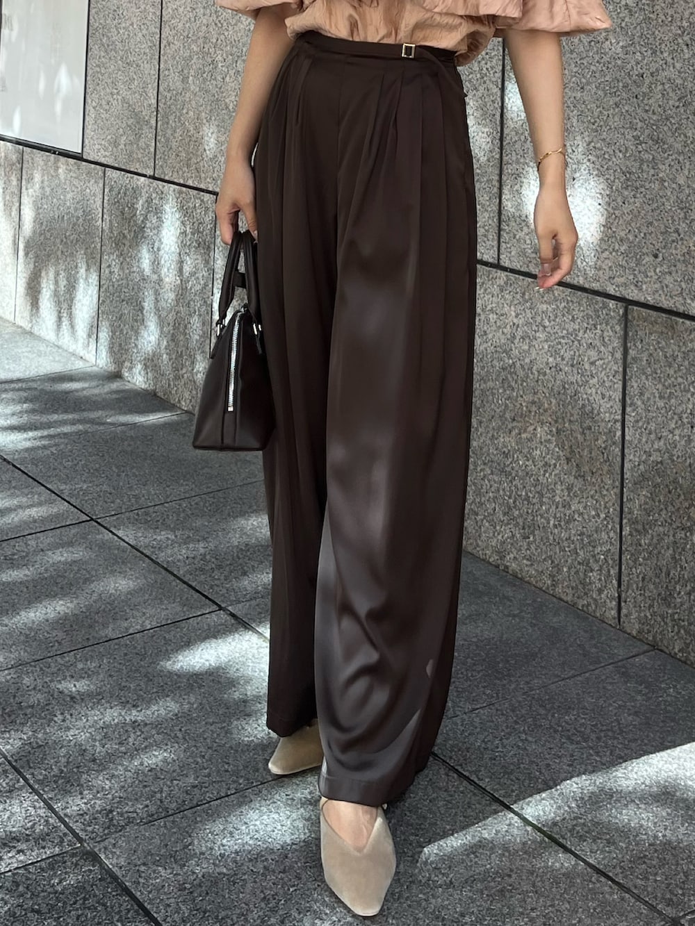 ブラウン系のその他パンツ、ブラウン系のボストンバッグ、ベージュ系のパンプスを着用したレディースの夏コーディネートの6枚目の写真