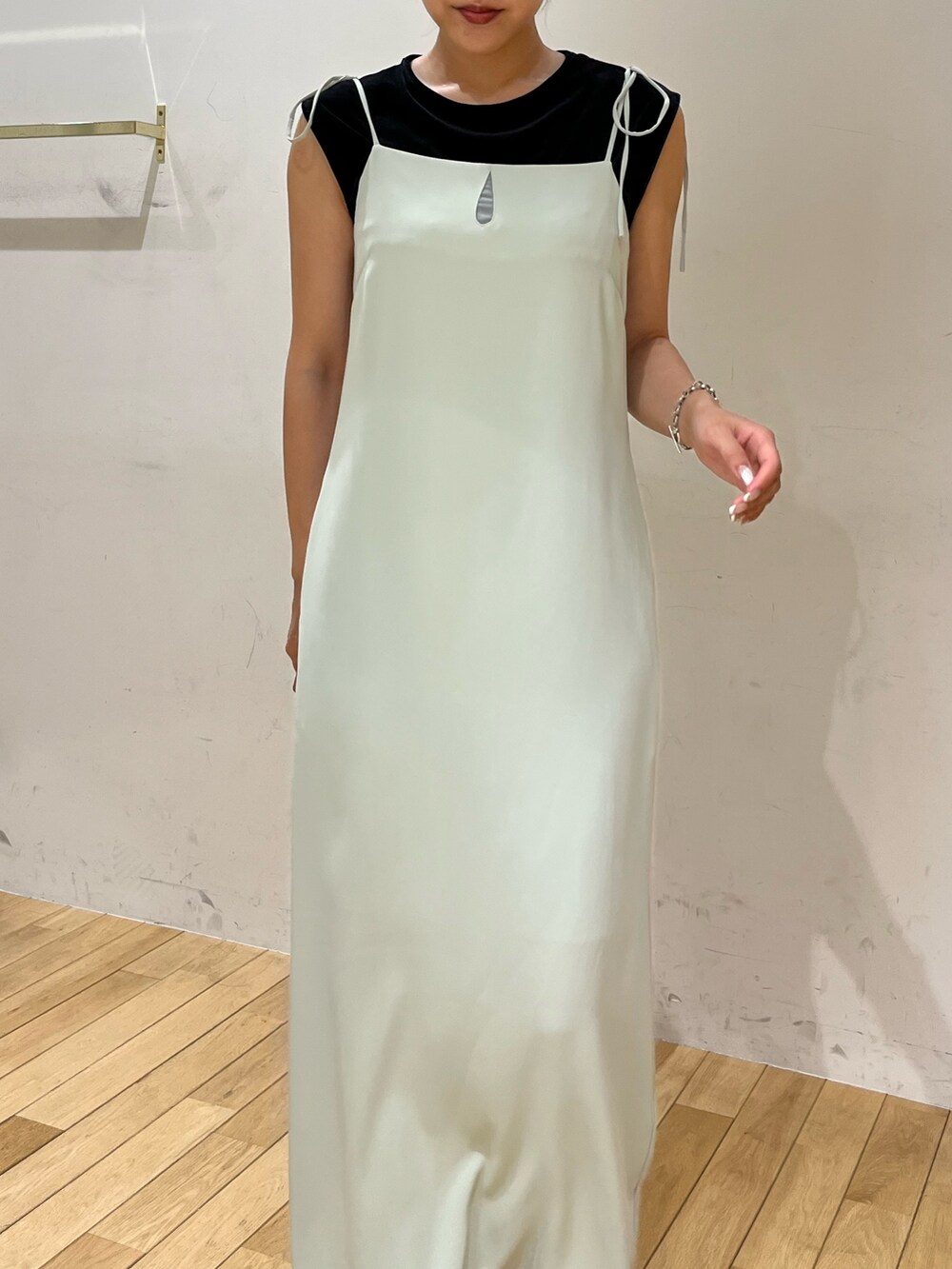 グリーン系のワンピース、ブラック系のTシャツ/カットソーを着用したレディースの夏コーディネートの4枚目の写真