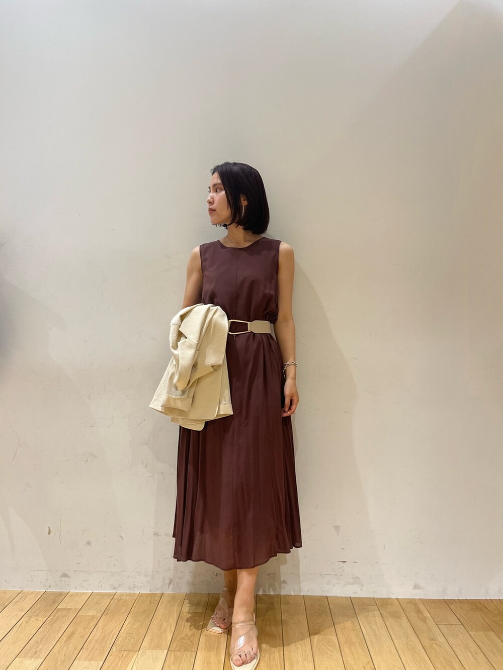 ブラウン系のワンピース、その他のサンダル、ベージュ系のテーラードジャケットを着用したレディースの夏コーディネートの3枚目の写真