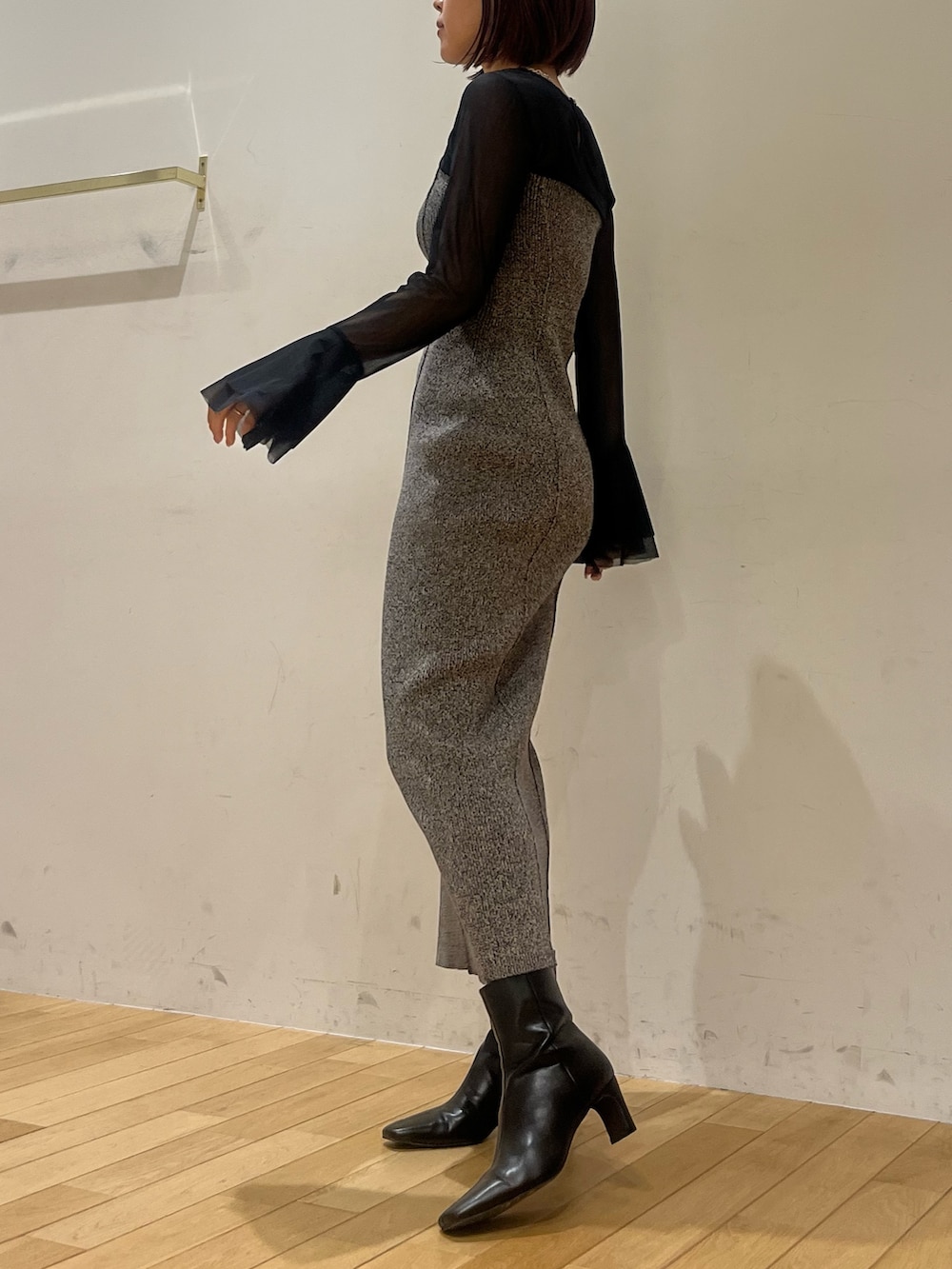 ブラック系のブーツ、ブラック系のTシャツ/カットソー、その他のワンピースを着用したレディースの秋コーディネートの3枚目の写真